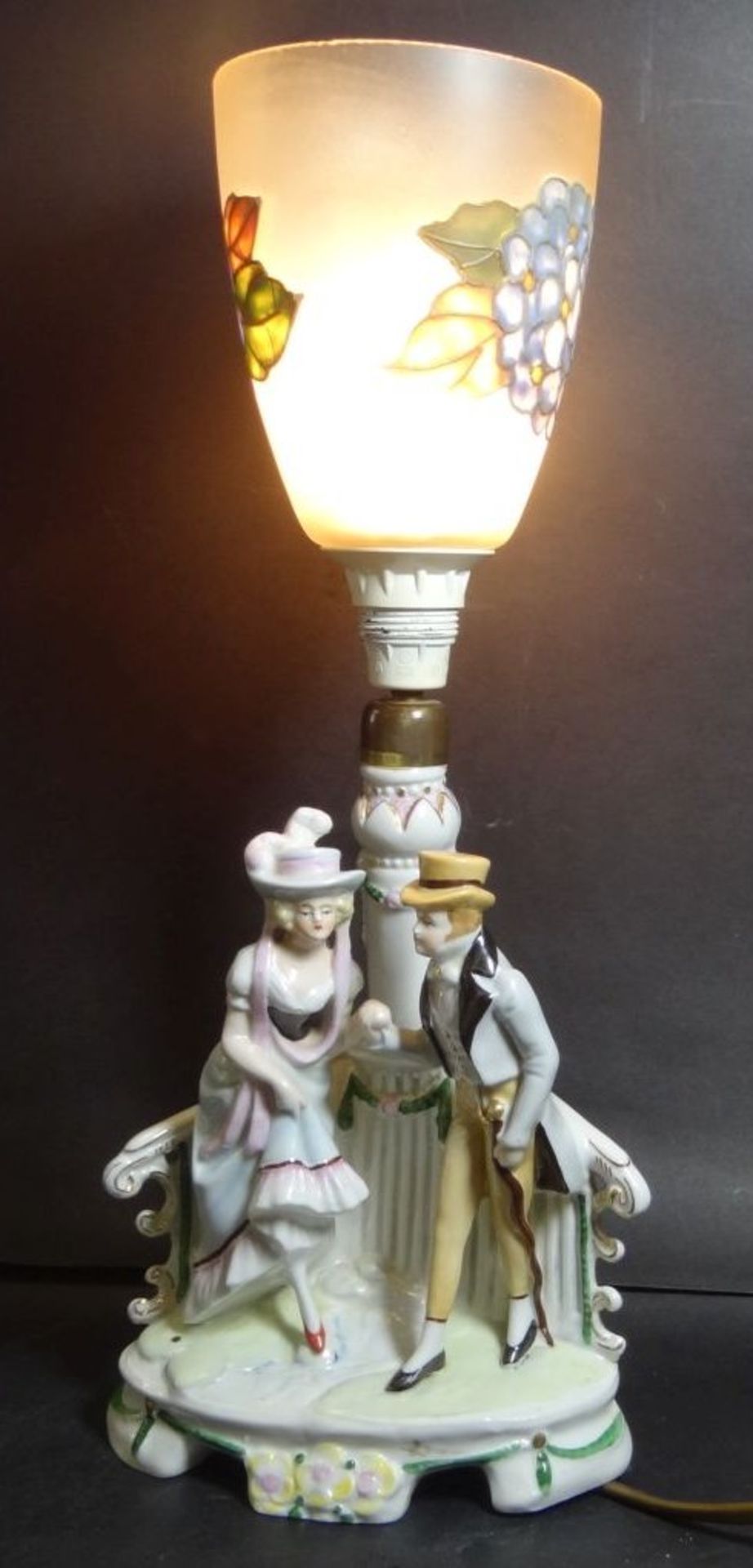 Tischlampe mit figürl. Porzellanstand und Glastrichter, H-36 cm, gut erhalte- - -22.61 % buyer's