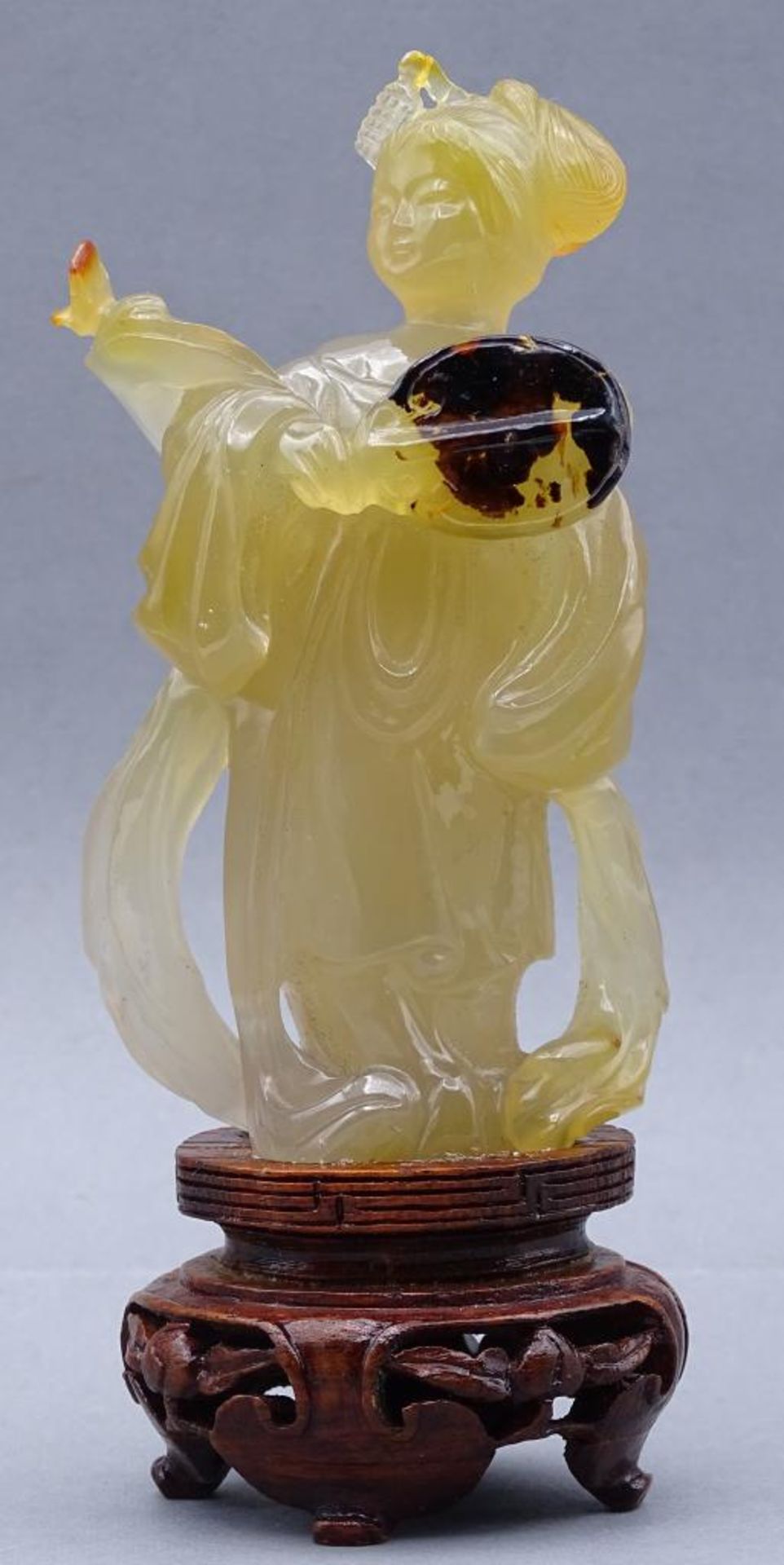 gelbe Jadeschnitzerei, Chinesin mit Fächer auf Holzsockel, China, 18/19. Jhd?, H-ca. 14 cm, rechte