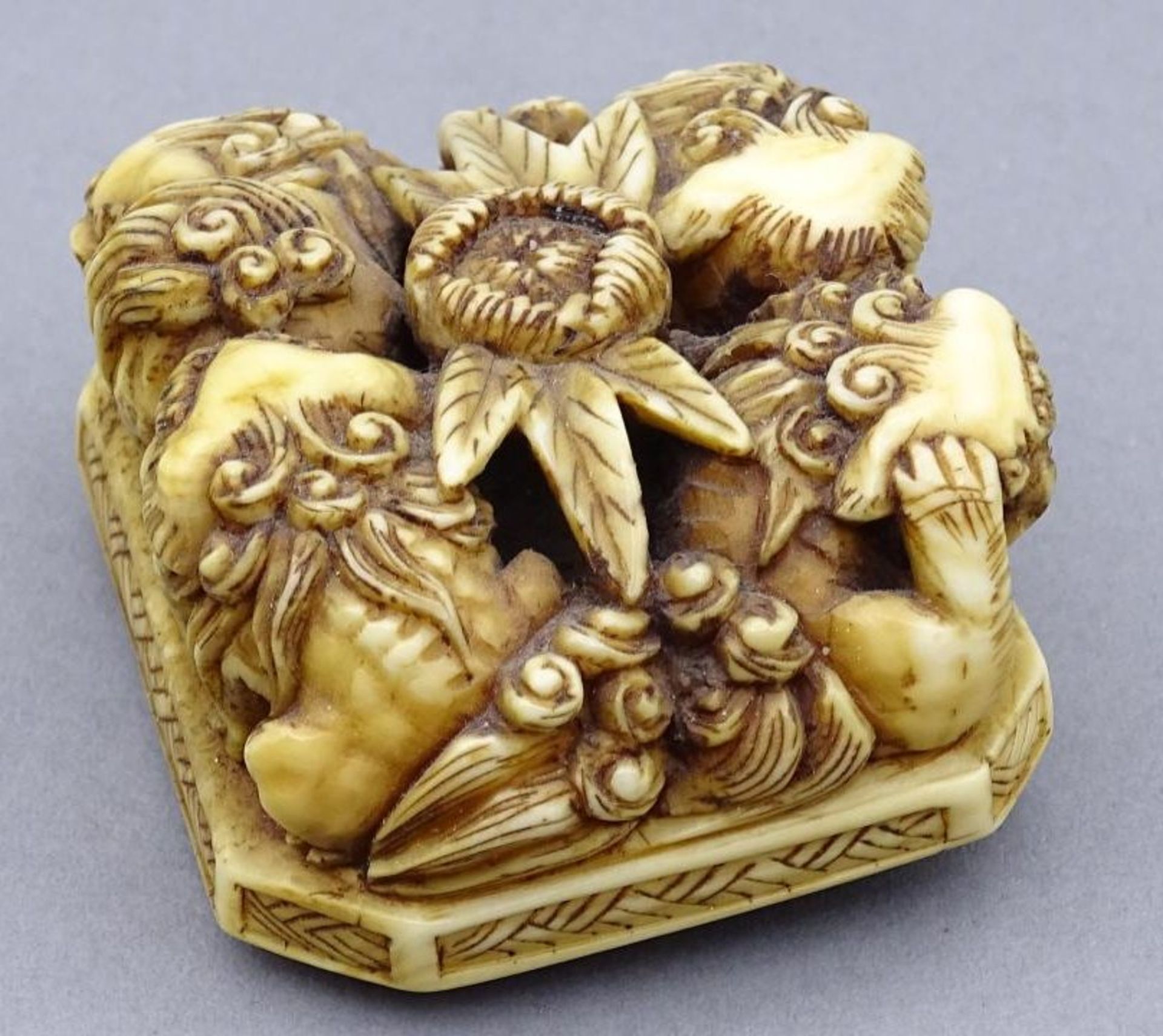 seltene Elfenbein Netsuke auf achteckiger Platte, Oberseite mittig Blüte, umringt von vier hockenden - Image 2 of 10