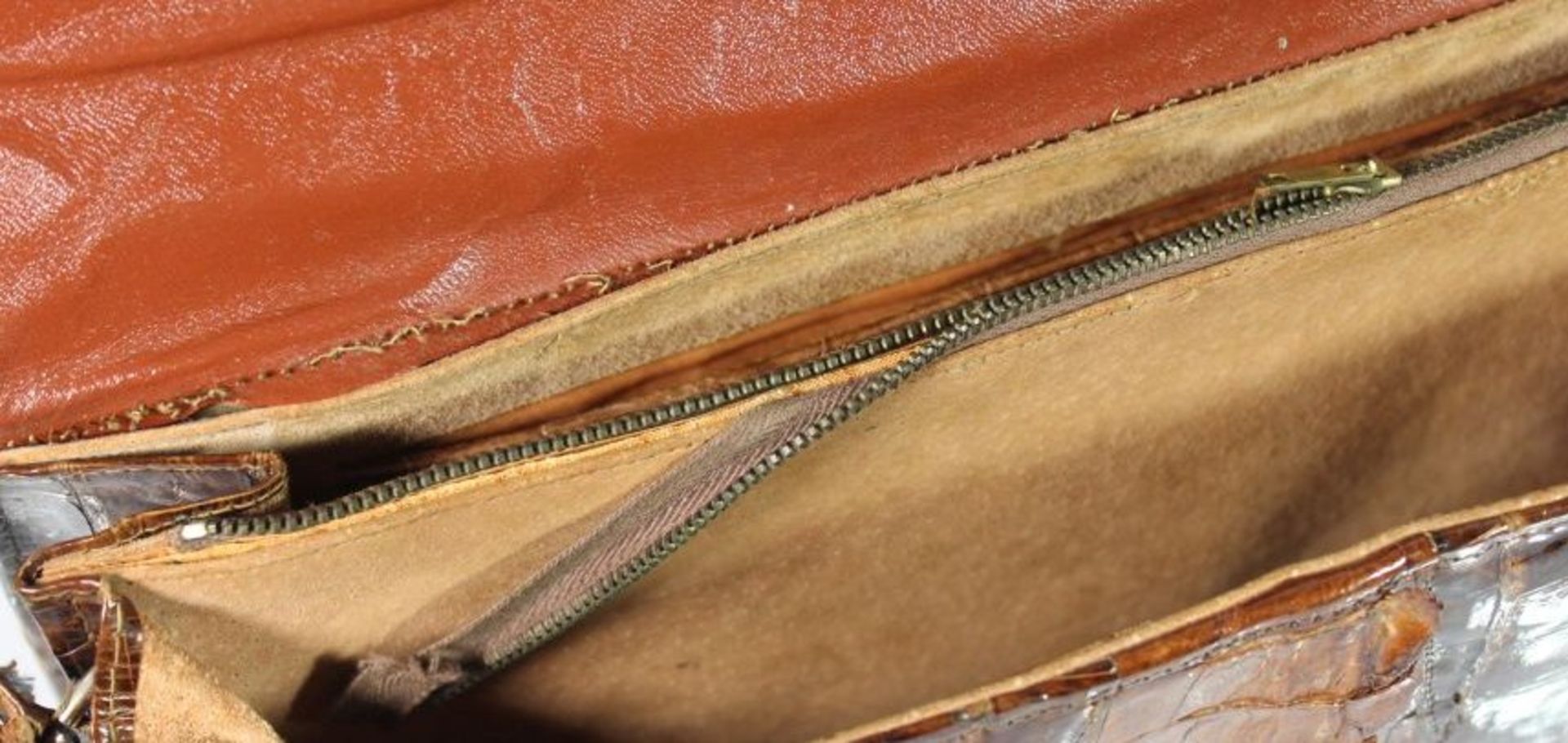 Damen-Handtasche, braunes Krokoleder, älter, getragene Erhaltung, 19 x 29cm.- - -22.61 % buyer's - Image 5 of 5