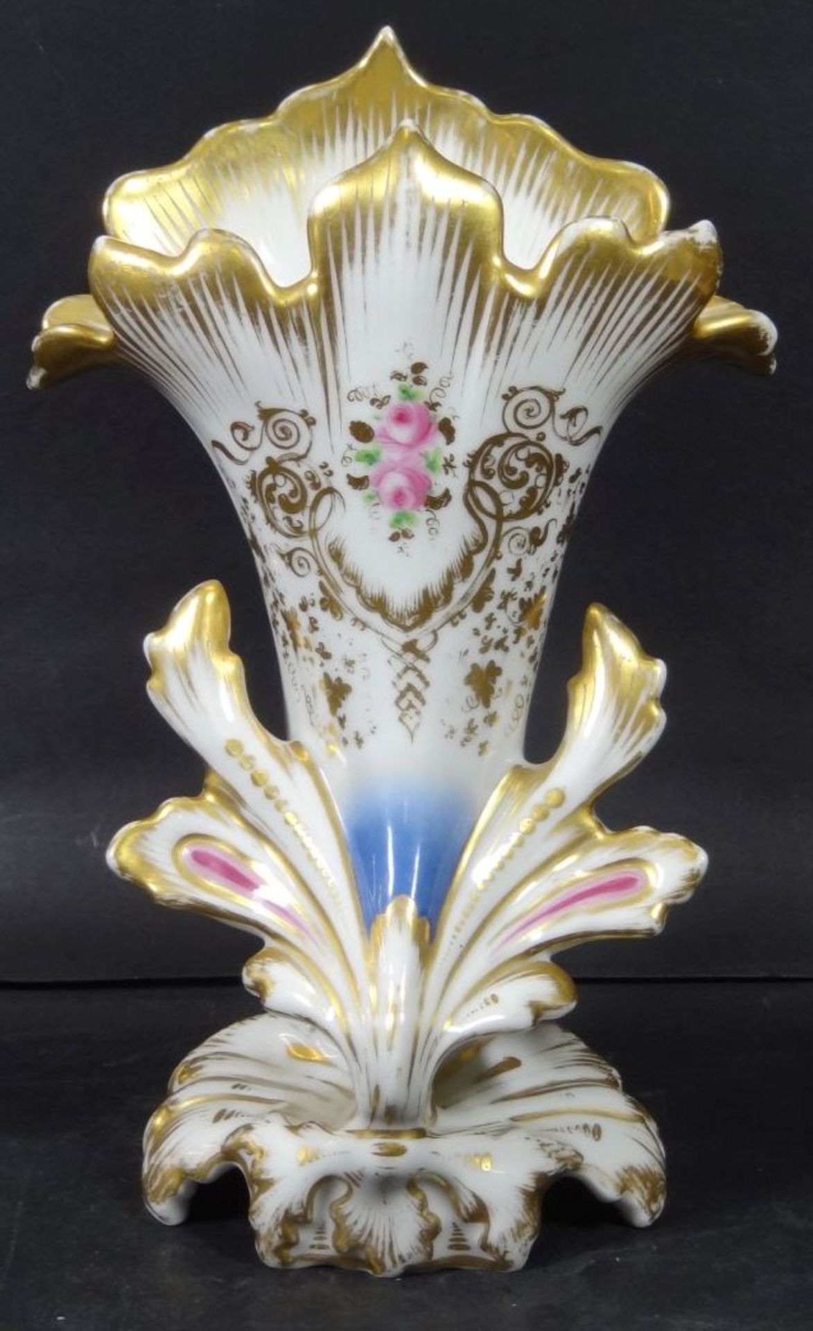 Biedermeier-Vase, Rosen-und Golddekor, H-25 cm, B-16 cm, kurzer Brandriss unten- - -22.61 % buyer'