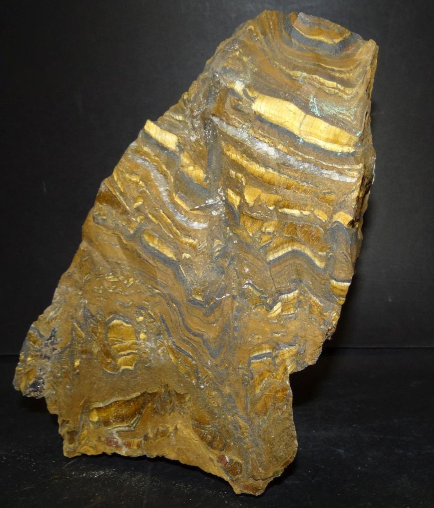 grosses Stück Mineral?, 19x13 cm, 2,5 k- - -22.61 % buyer's premium on the hammer priceVAT margin