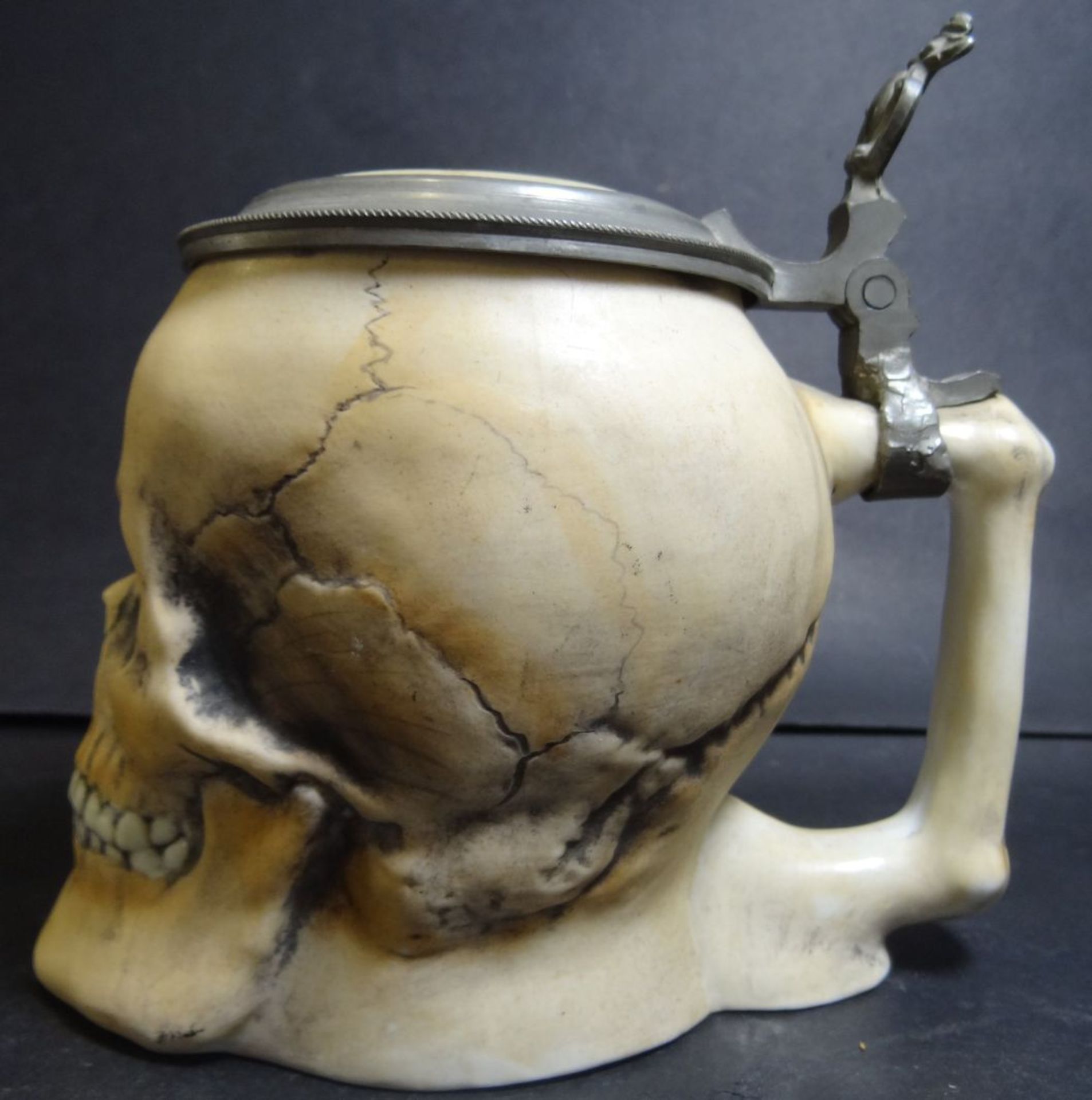 Totenkopf-Krug um 1900 mit Zinndeckel, sammelwürdige Erhaltung, H-15 cm, 0,5- - -22.61 % buyer's - Bild 2 aus 8