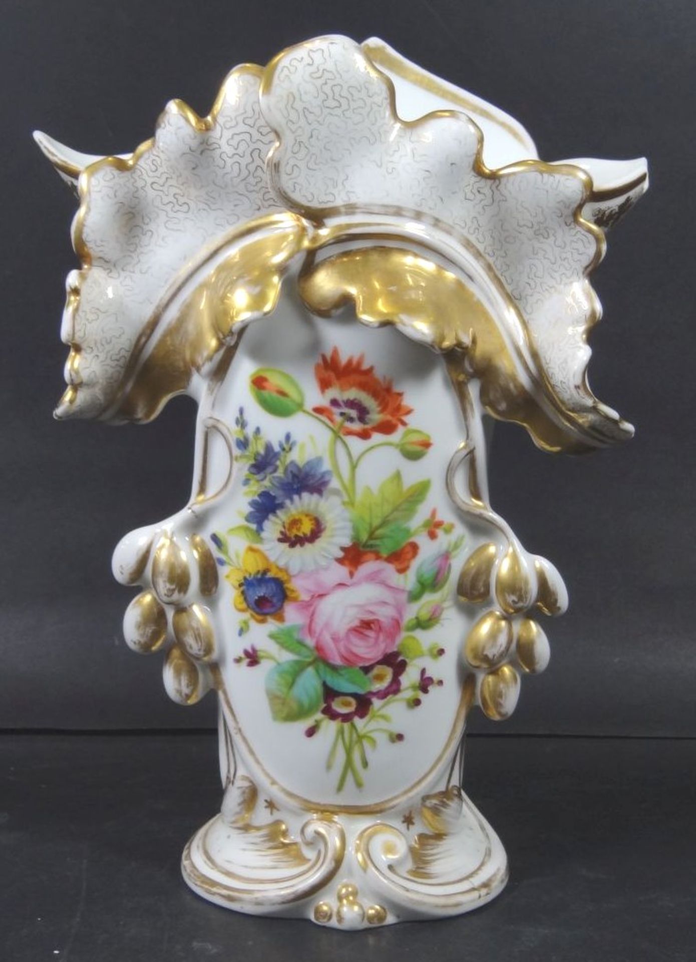 grosse, aufwendige Biedermeier-Vase mit Blumenmalerei und Goldstaffage, eine Spitze bestossen,