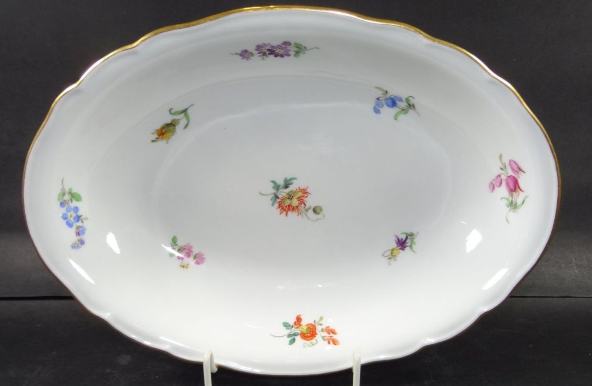 ovale Schale "Meissen" Streublümchen, 1.Wahl, H-5 cm, 26x19 c- - -22.61 % buyer's premium on the