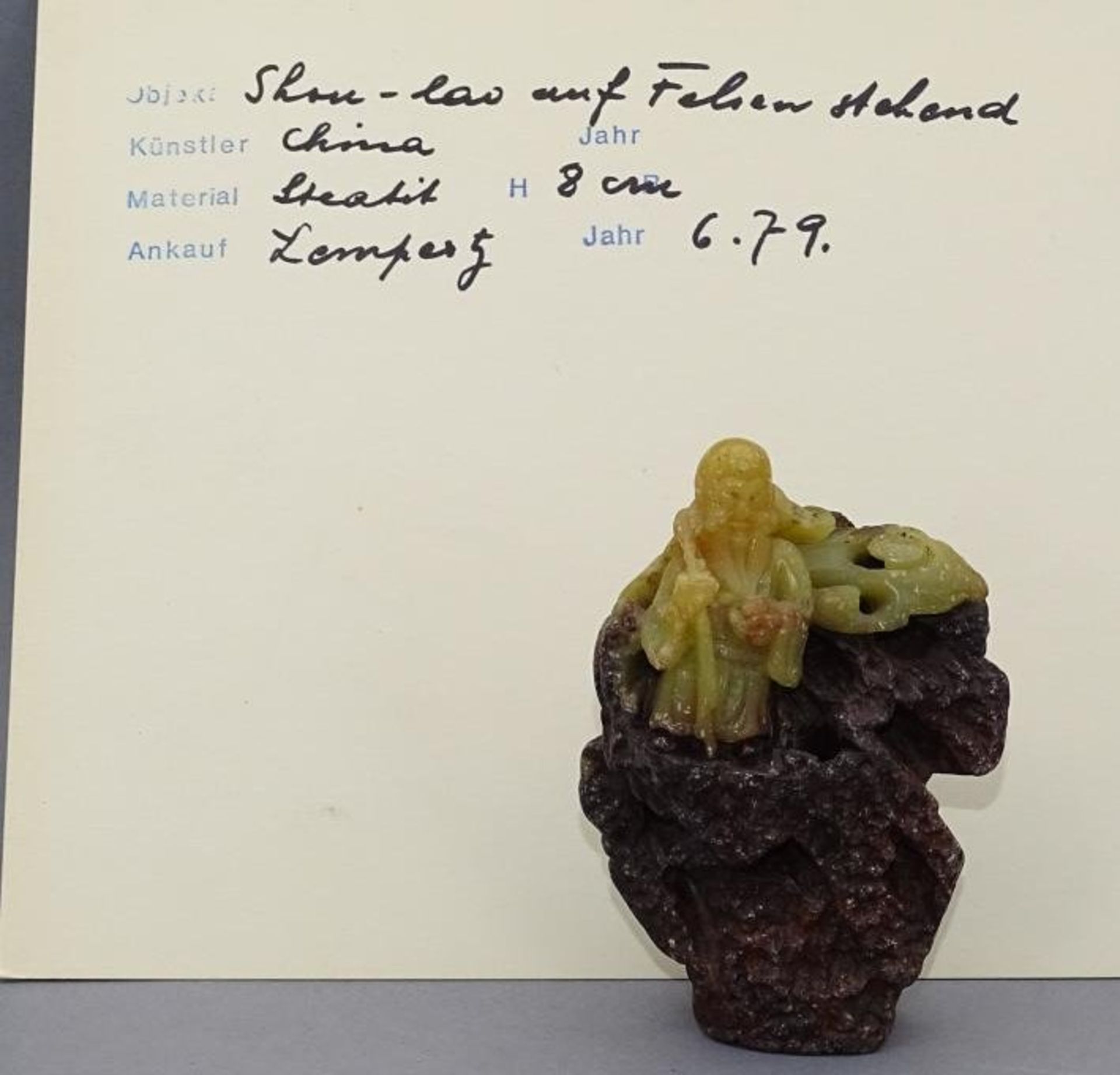 Speckstein-Schnitzerei, Shou-lau auf Felsen stehend, China, H-8 cm, B-6 cm, mit Karteikarte, gekauft - Image 7 of 9