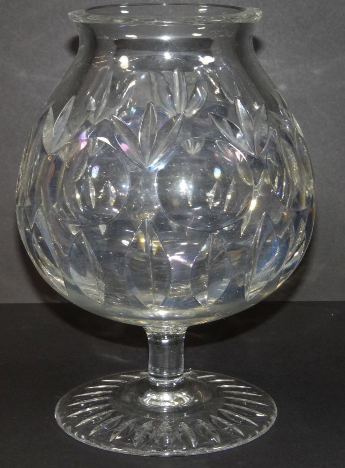 bauchige Kristallvase auf Stand, H-20 cm- - -22.61 % buyer's premium on the hammer priceVAT margin - Bild 2 aus 3