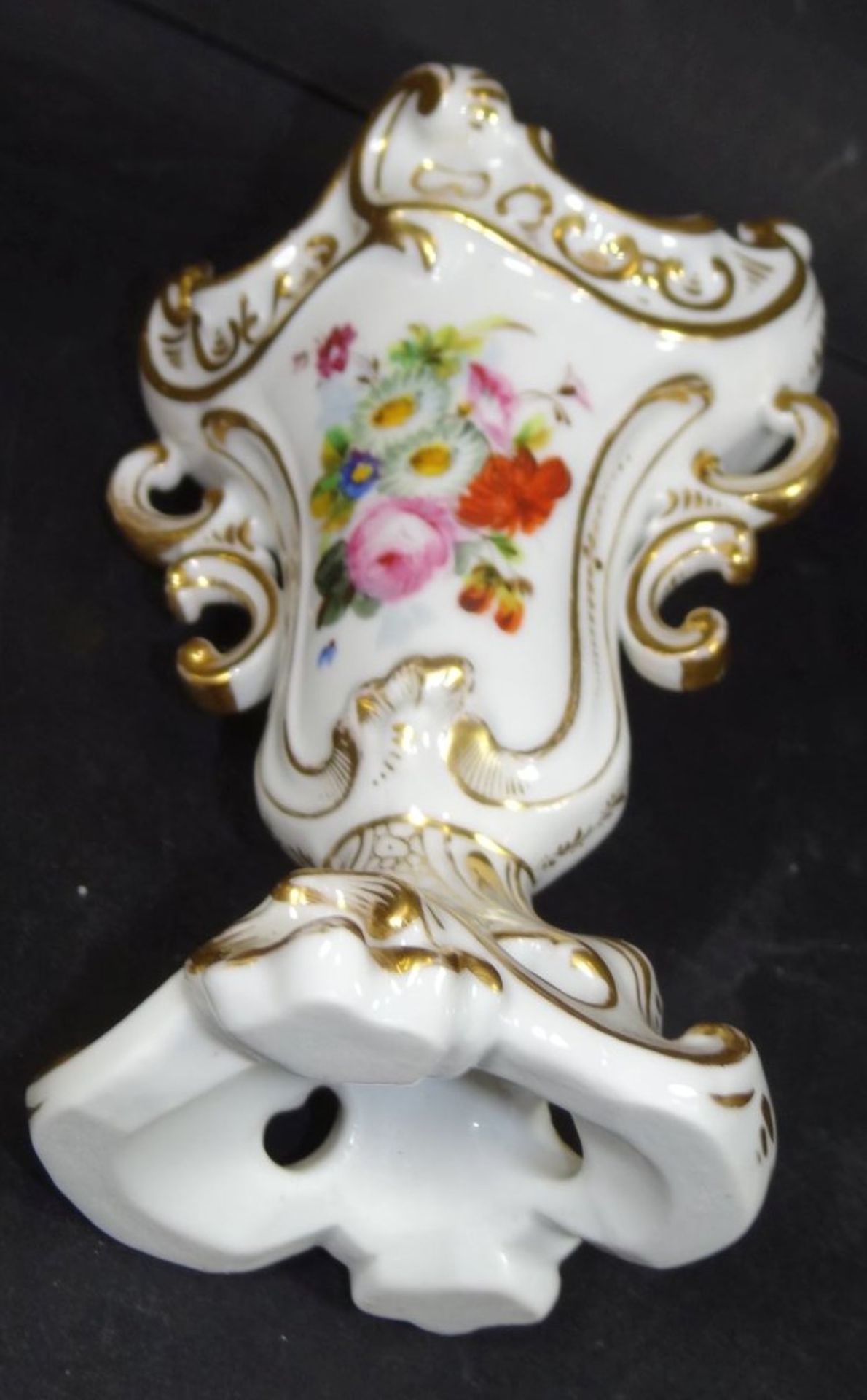 kl. Biedermeier-Vase mit Blumenmalerei und Goldstaffage, H-15 cm, B-9 cm- - -22.61 % buyer's premium - Bild 6 aus 7