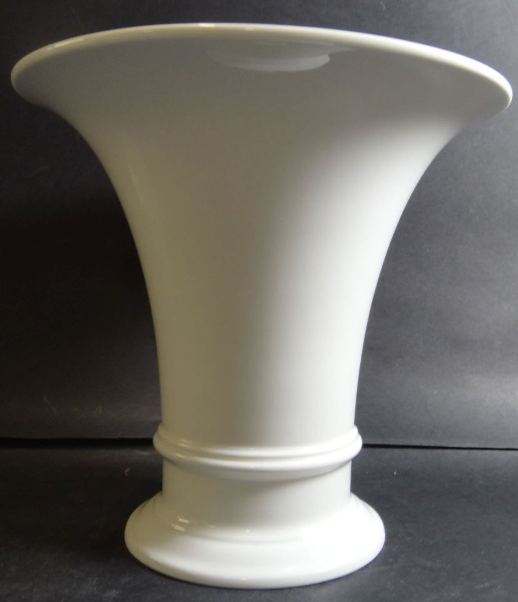 Trichtervase "KPM" Berlin, weiss, H-18 cm, D-20 cm,- - -22.61 % buyer's premium on the hammer