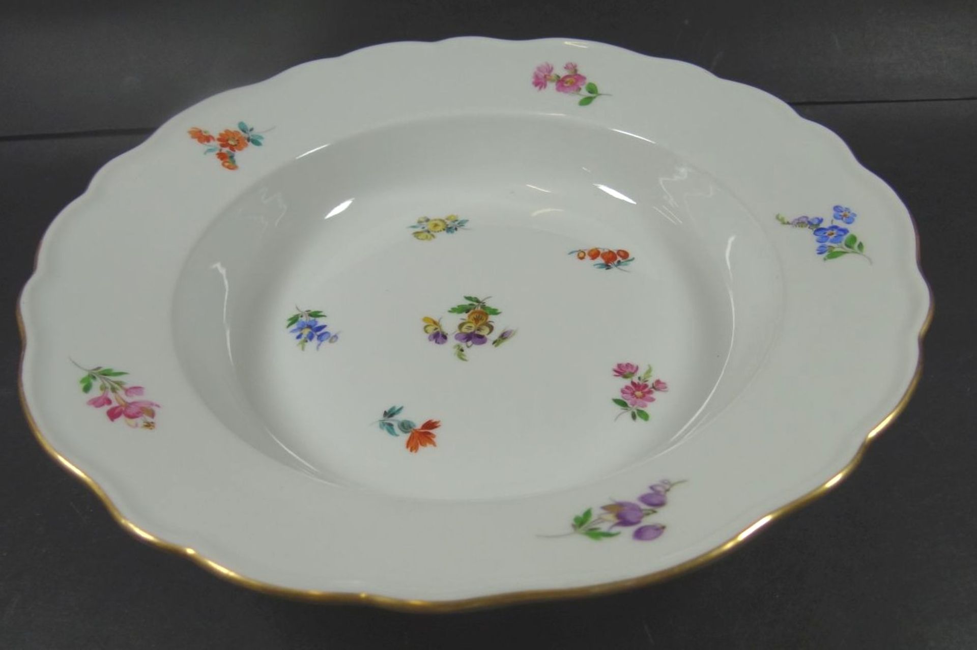 6 tiefe Teller "Meissen" Streublümchen, alle 1.Wah- - -22.61 % buyer's premium on the hammer - Bild 3 aus 6