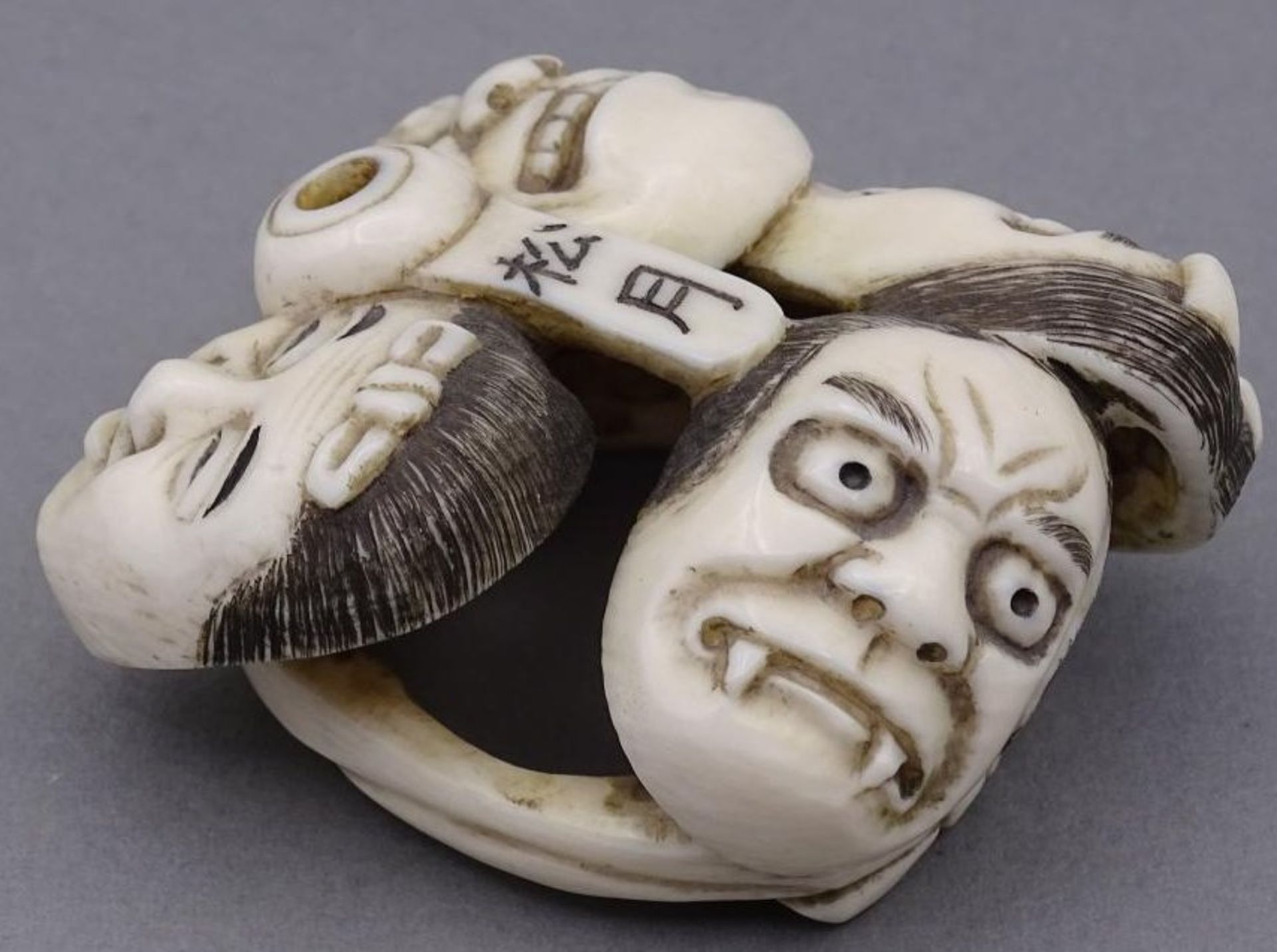 Netsuke mit 4 Masken, Elfenbein, signiert, Japan, Edo Periode, 19.Jhd.ca. 4x4,3 cm, mit - Image 3 of 10