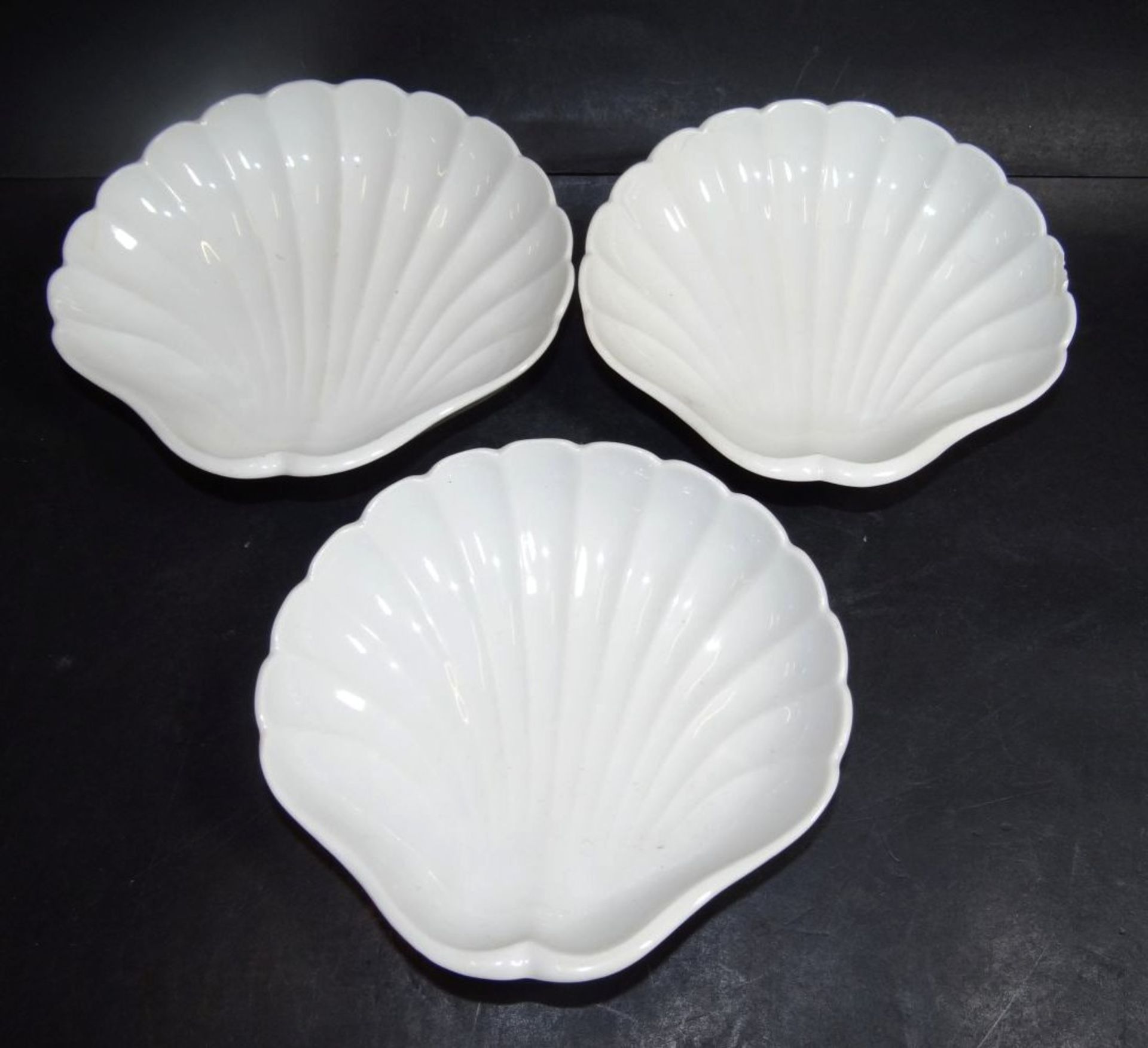 3x Muschelschalen "KPM" Berlin, weiss, 1x bestossen, 12,5x13 cm, 1x Rand mit Chip- - -22.61 % - Bild 2 aus 5