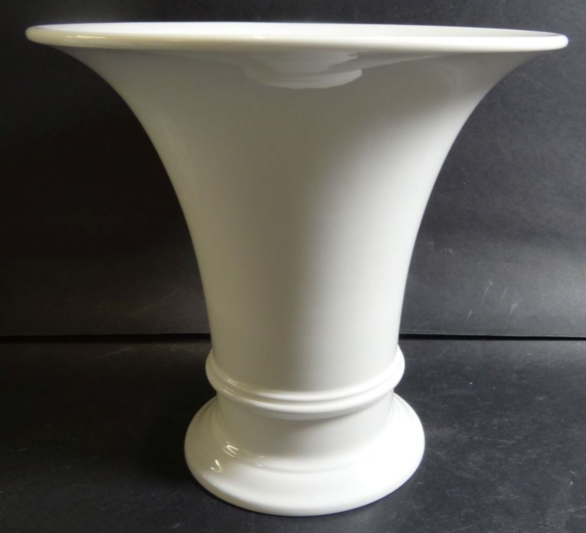 Trichtervase "KPM" Berlin, weiss, H-18 cm, D-20 cm,- - -22.61 % buyer's premium on the hammer - Bild 2 aus 5