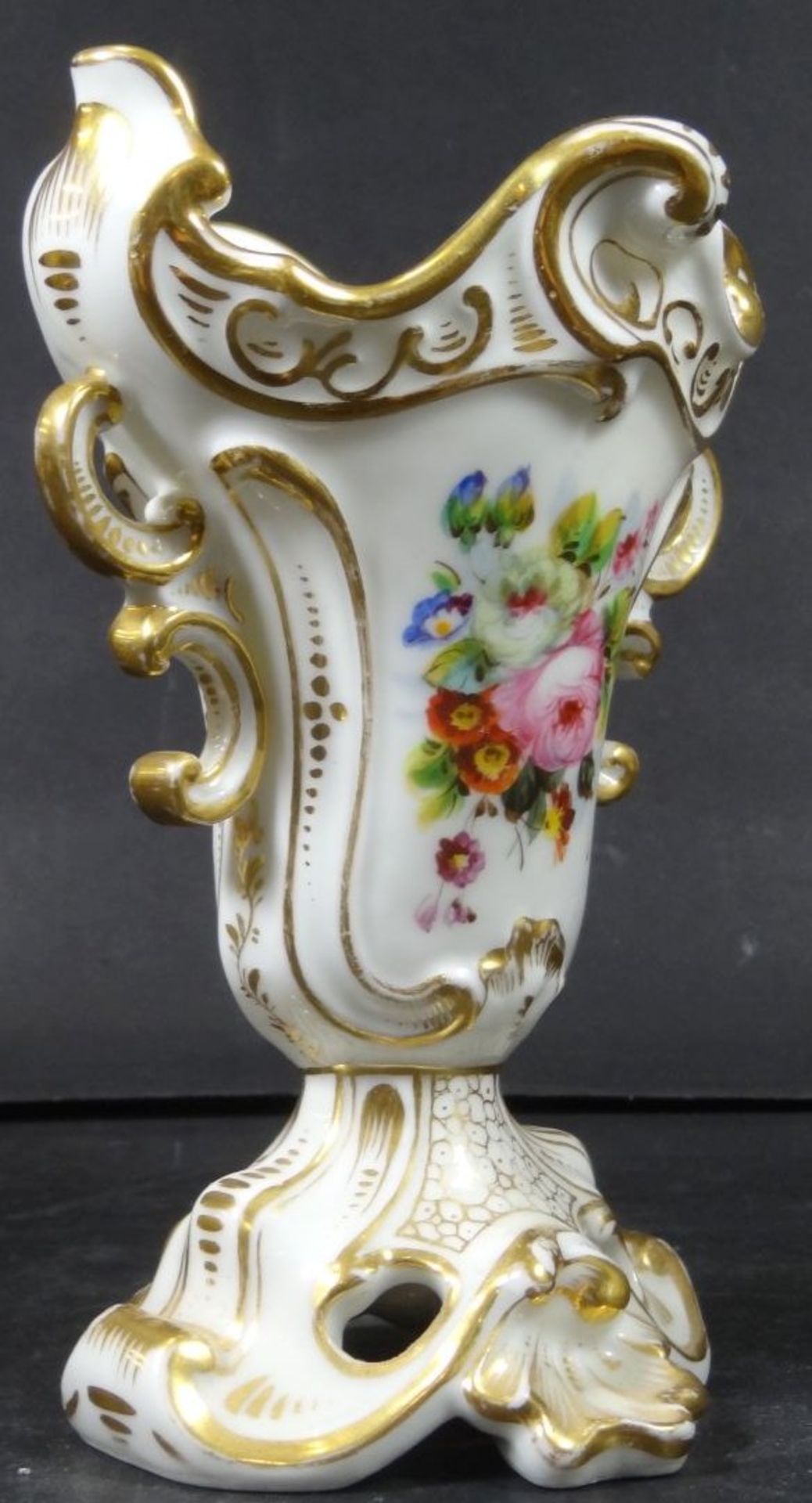 kl. Biedermeier-Vase mit Blumenmalerei und Goldstaffage, H-15 cm, B-9 cm- - -22.61 % buyer's premium - Bild 4 aus 7