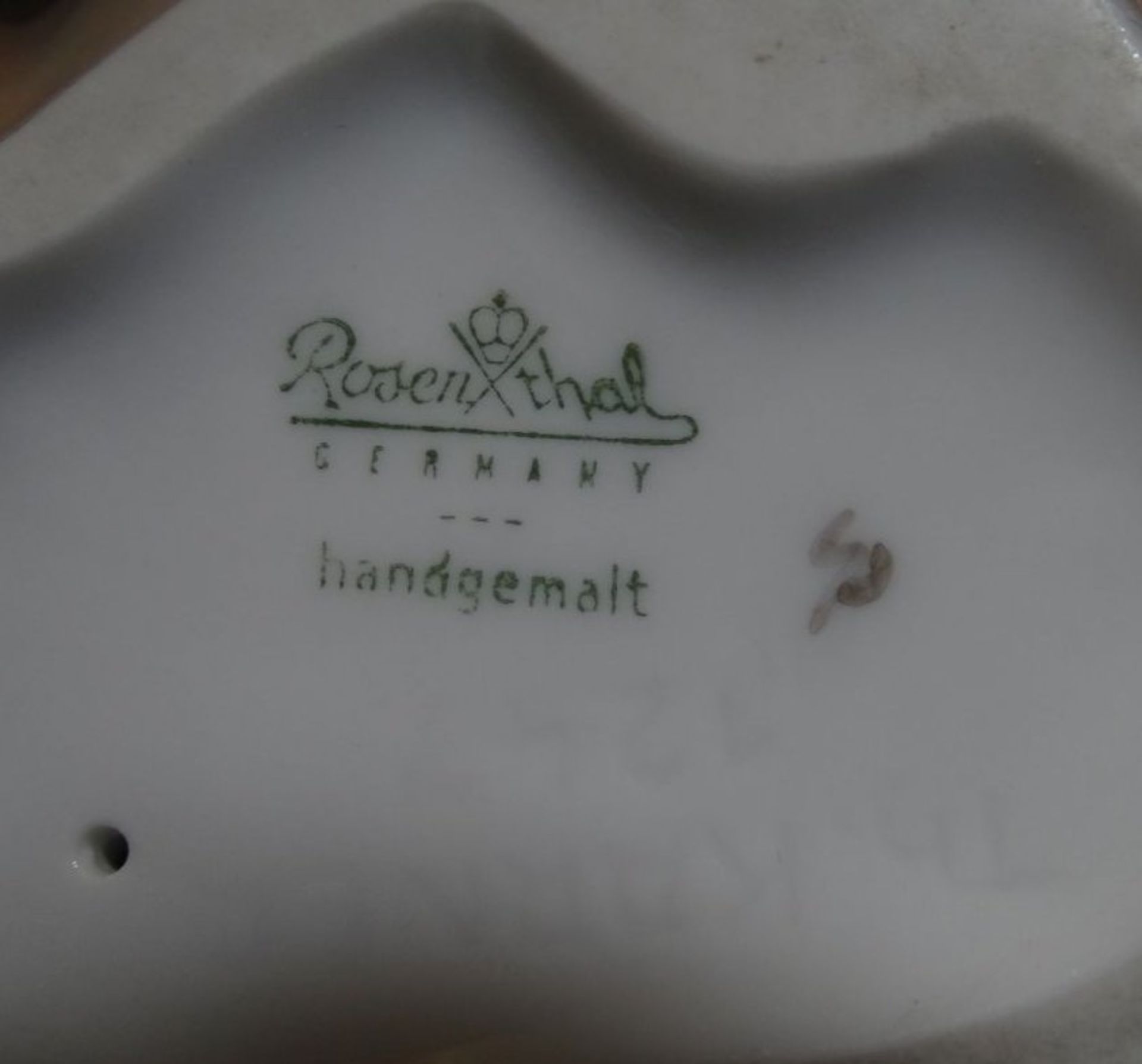 sitzemder Hundewelpe "Rosenthal"n Entw. Th. Kärner, bemalt, H-15 cm, L-17 c- - -22.61 % buyer's - Bild 6 aus 7