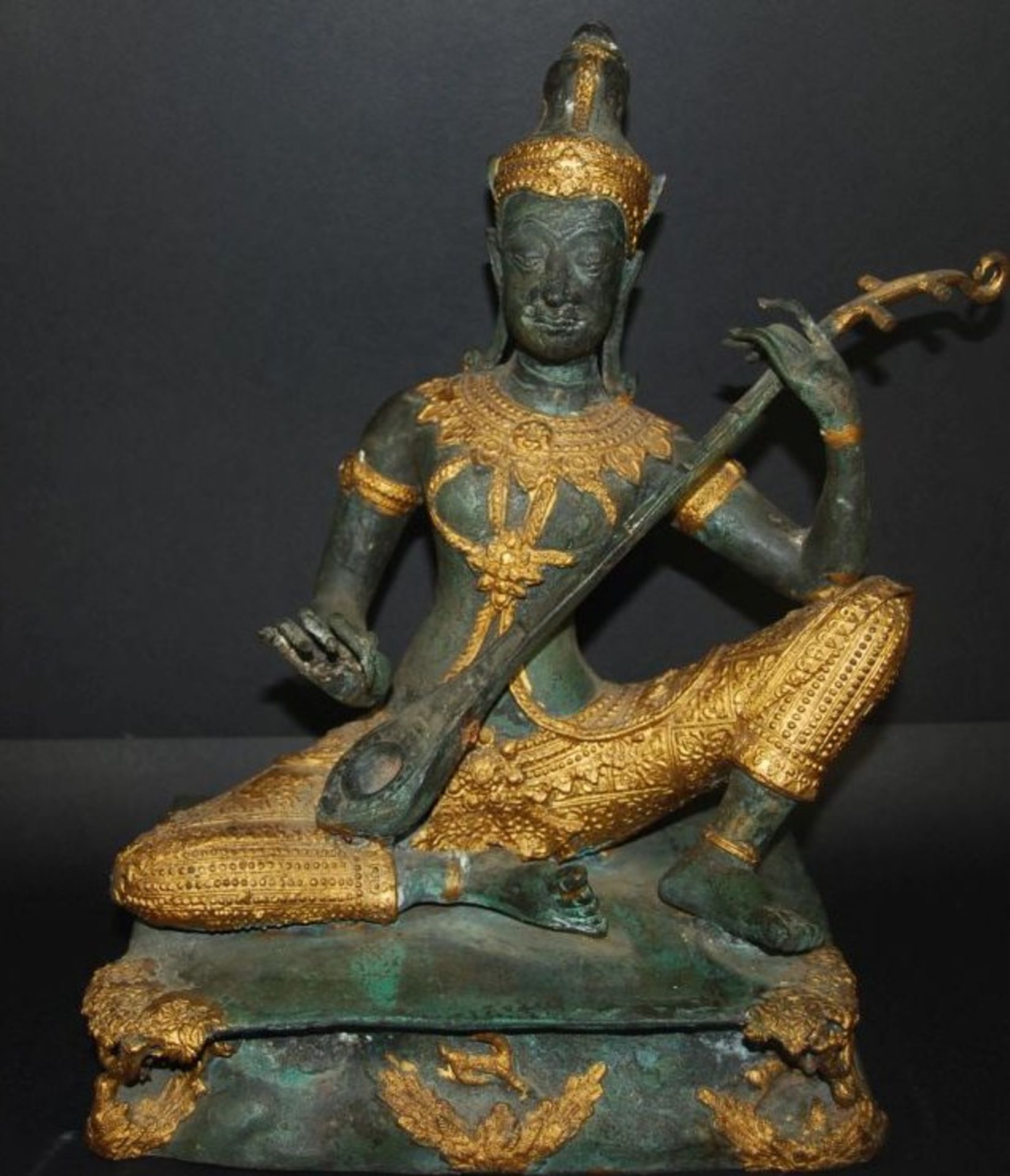 grosse Bronze Tempelmusiker mit Sitar, tw. feuervergoldet , H-31 cm, 24x16 cm- - -22.61 % buyer's