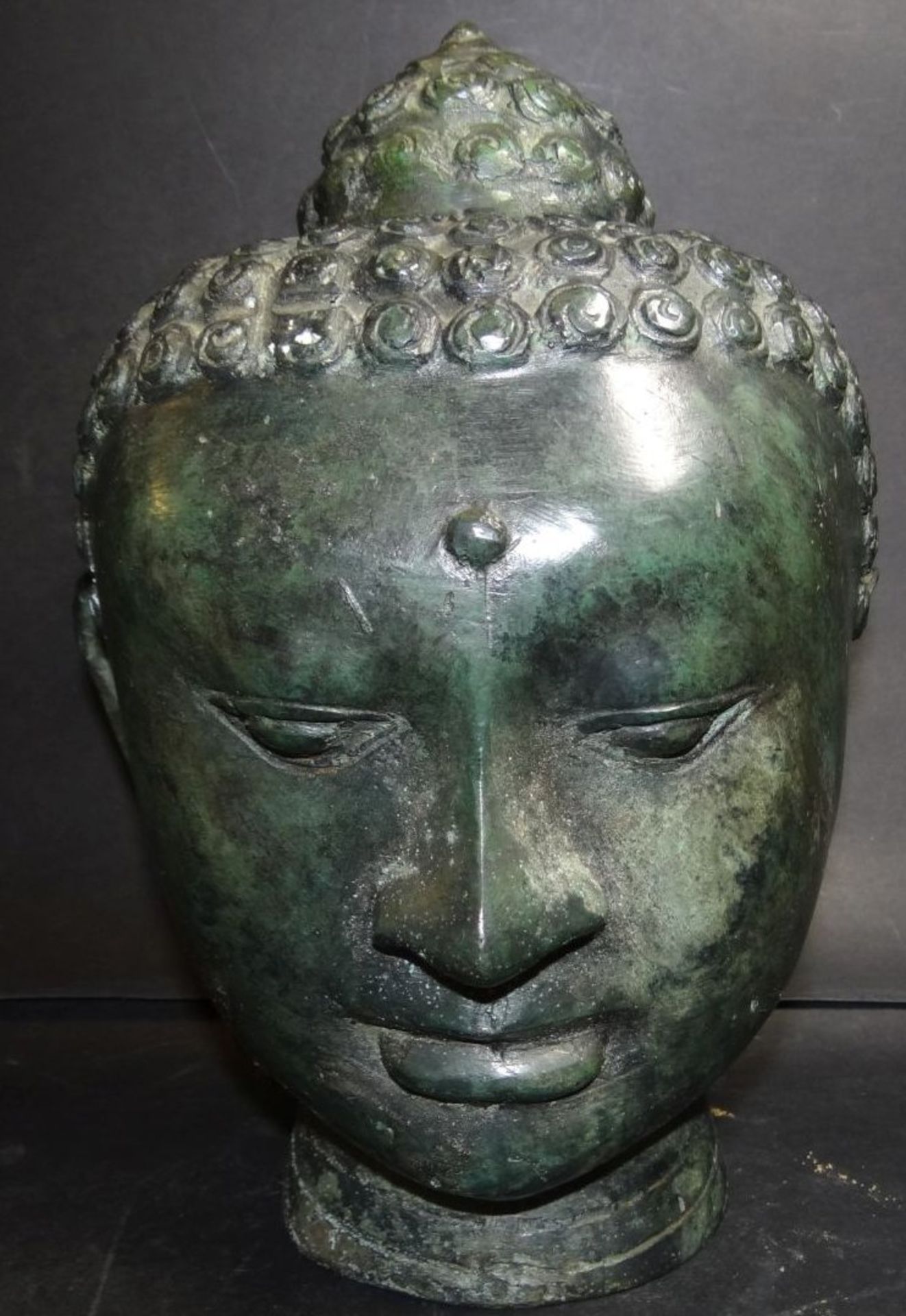 grosser Bronze Buddhakopf, hohl, patiniert, H-24 cm, Alters-u. Gebrauchsspuren- - -22.61 % buyer's - Bild 2 aus 6