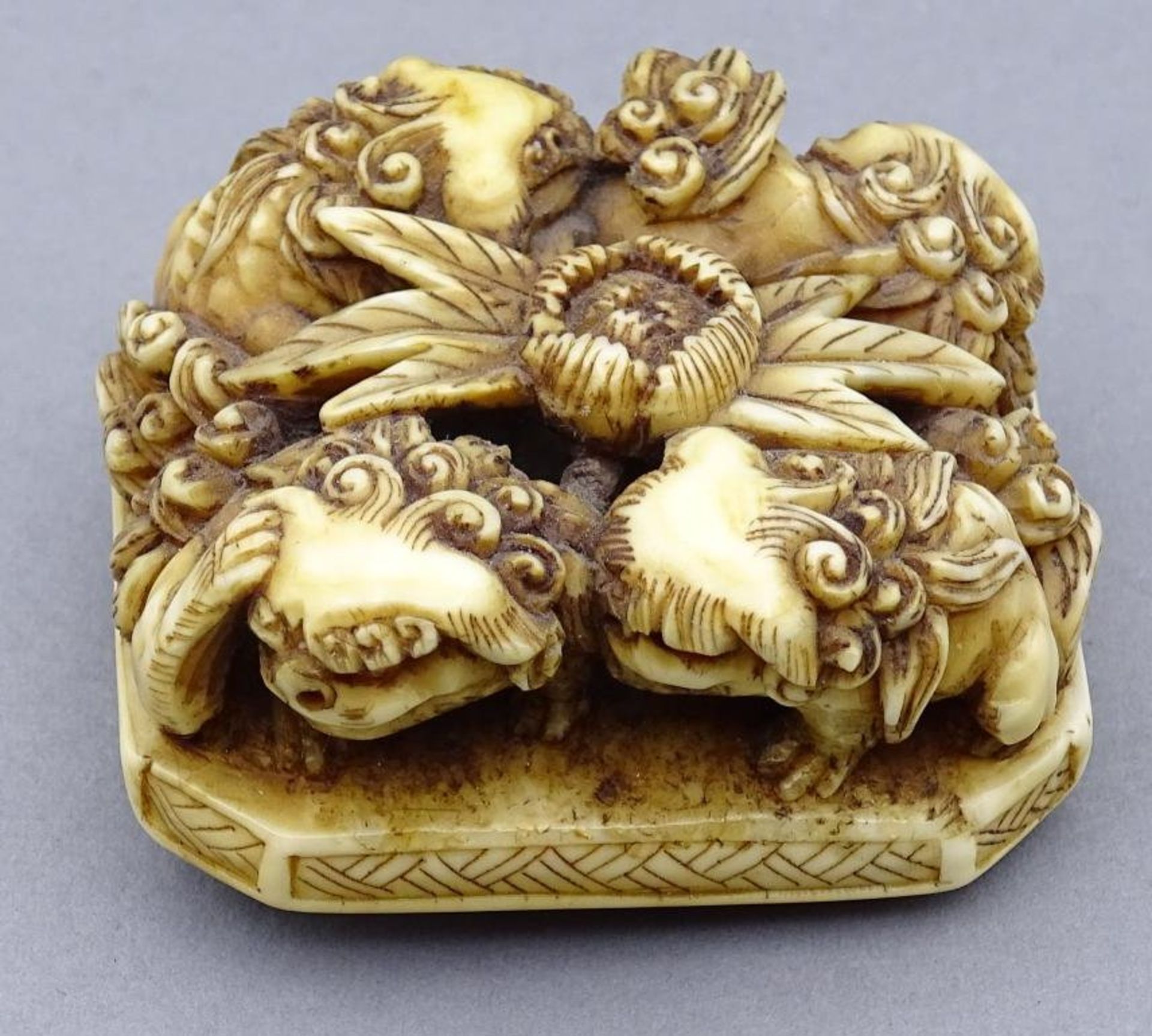 seltene Elfenbein Netsuke auf achteckiger Platte, Oberseite mittig Blüte, umringt von vier hockenden - Image 3 of 10