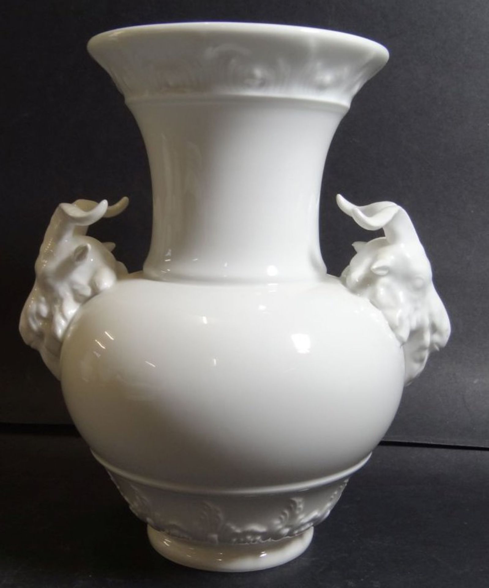 Widderkopf-Vase "KPM" Berlin, weiss, H-18 cm, guter Zustand- - -22.61 % buyer's premium on the