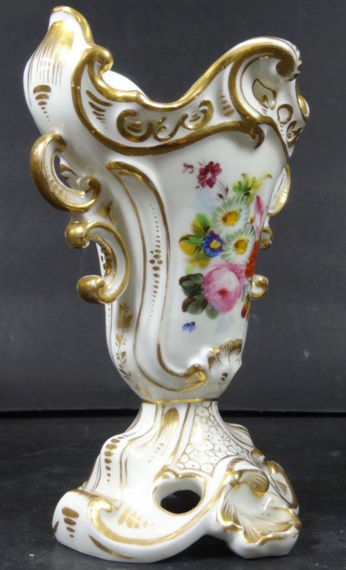 kl. Biedermeier-Vase mit Blumenmalerei und Goldstaffage, H-15 cm, B-9 cm- - -22.61 % buyer's premium - Bild 2 aus 7