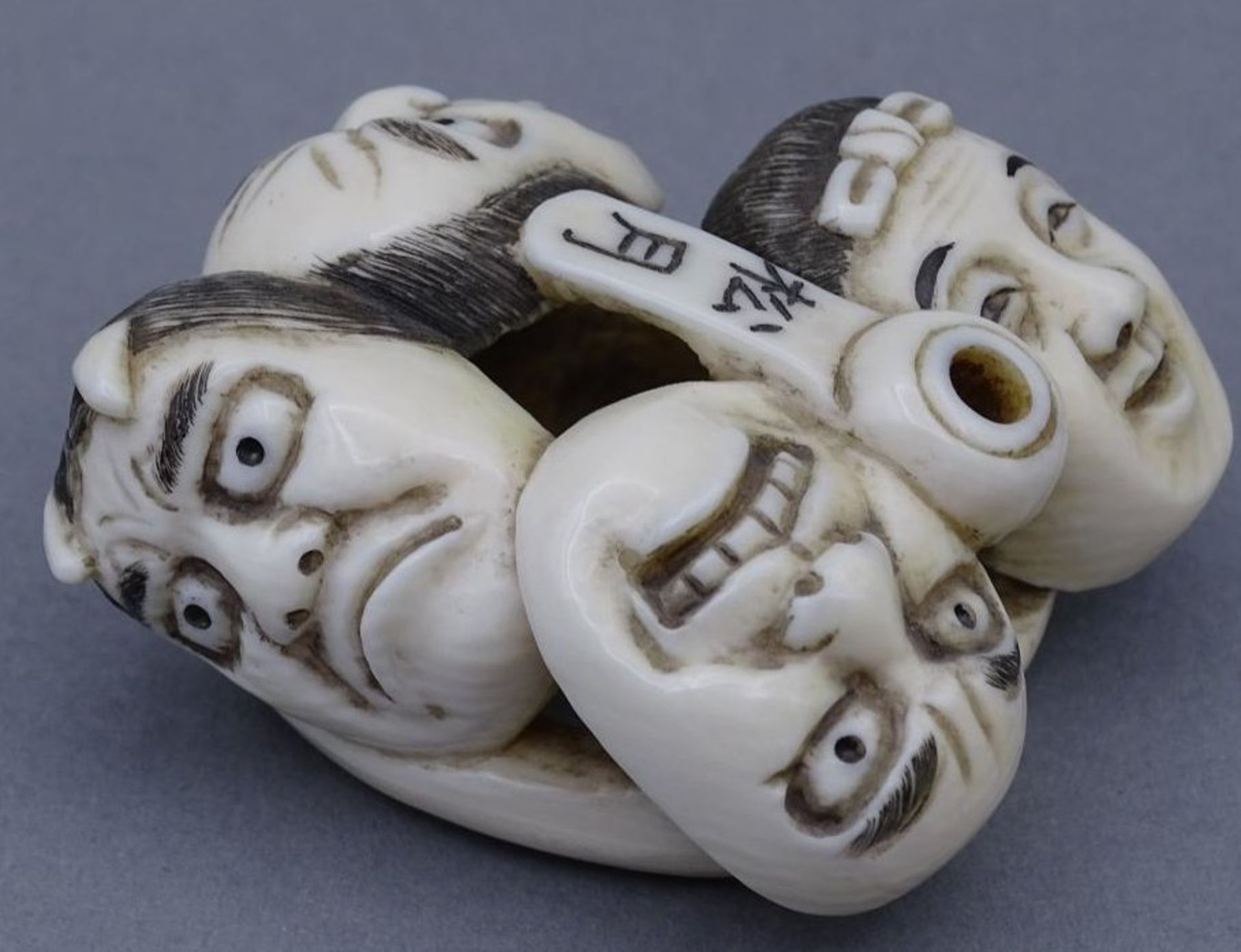 Netsuke mit 4 Masken, Elfenbein, signiert, Japan, Edo Periode, 19.Jhd.ca. 4x4,3 cm, mit - Image 2 of 10