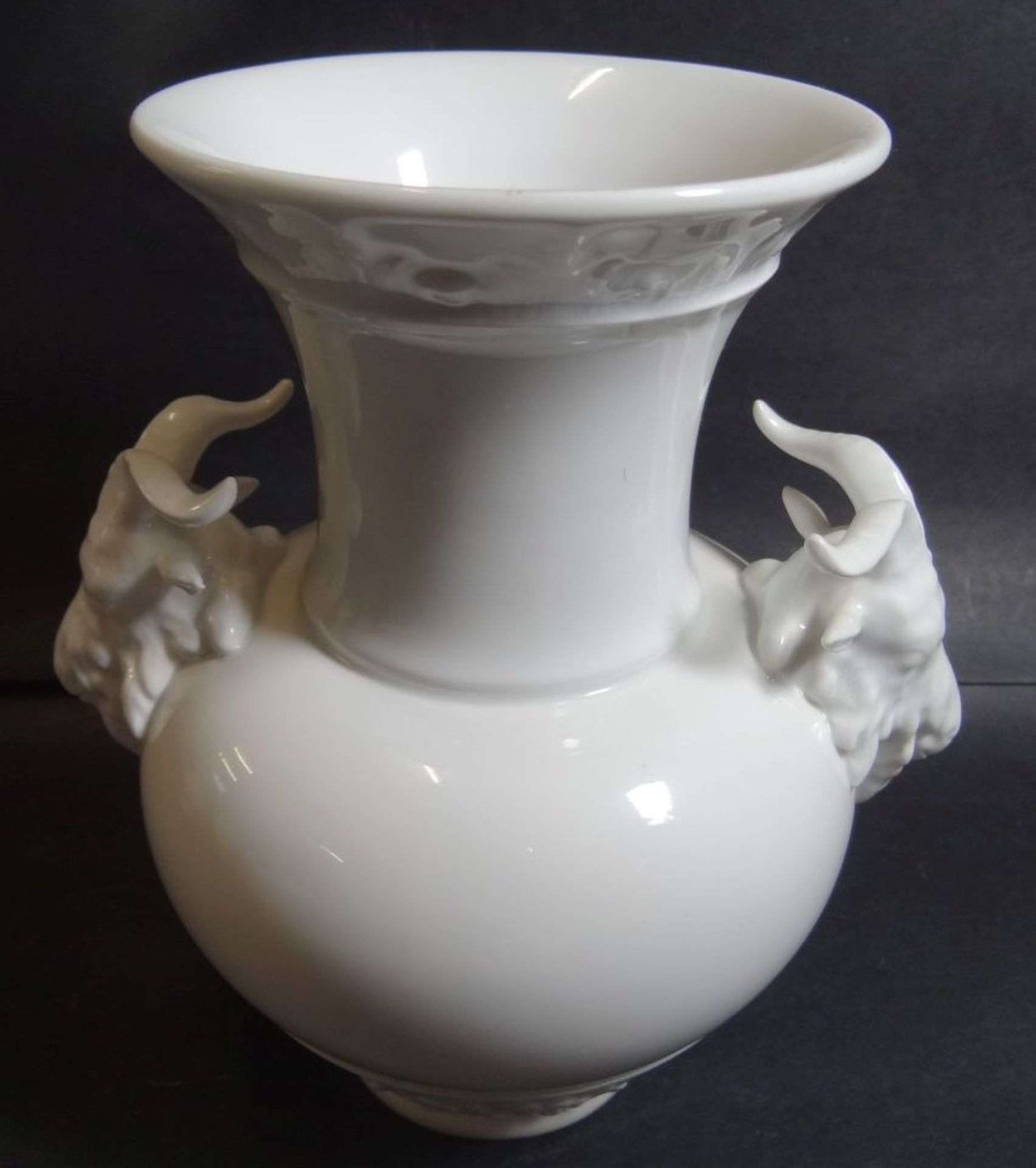 Widderkopf-Vase "KPM" Berlin, weiss, H-18 cm, guter Zustand- - -22.61 % buyer's premium on the - Bild 5 aus 8