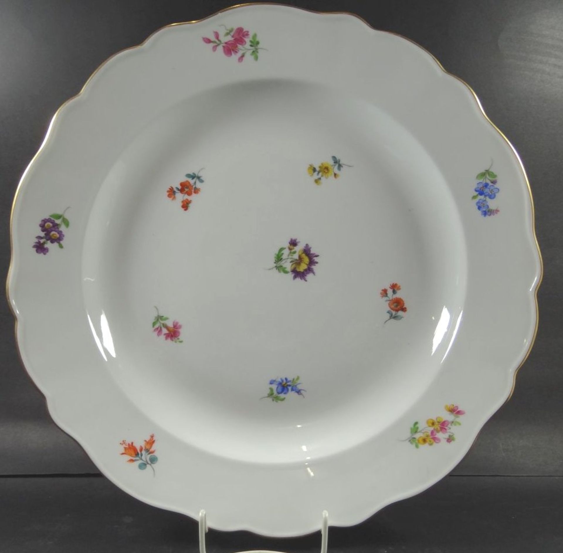 grosse runde Schale "Meissen" Streublümchen, D.34 cm, H-5 cm, 1.Wah- - -22.61 % buyer's premium on - Bild 2 aus 6