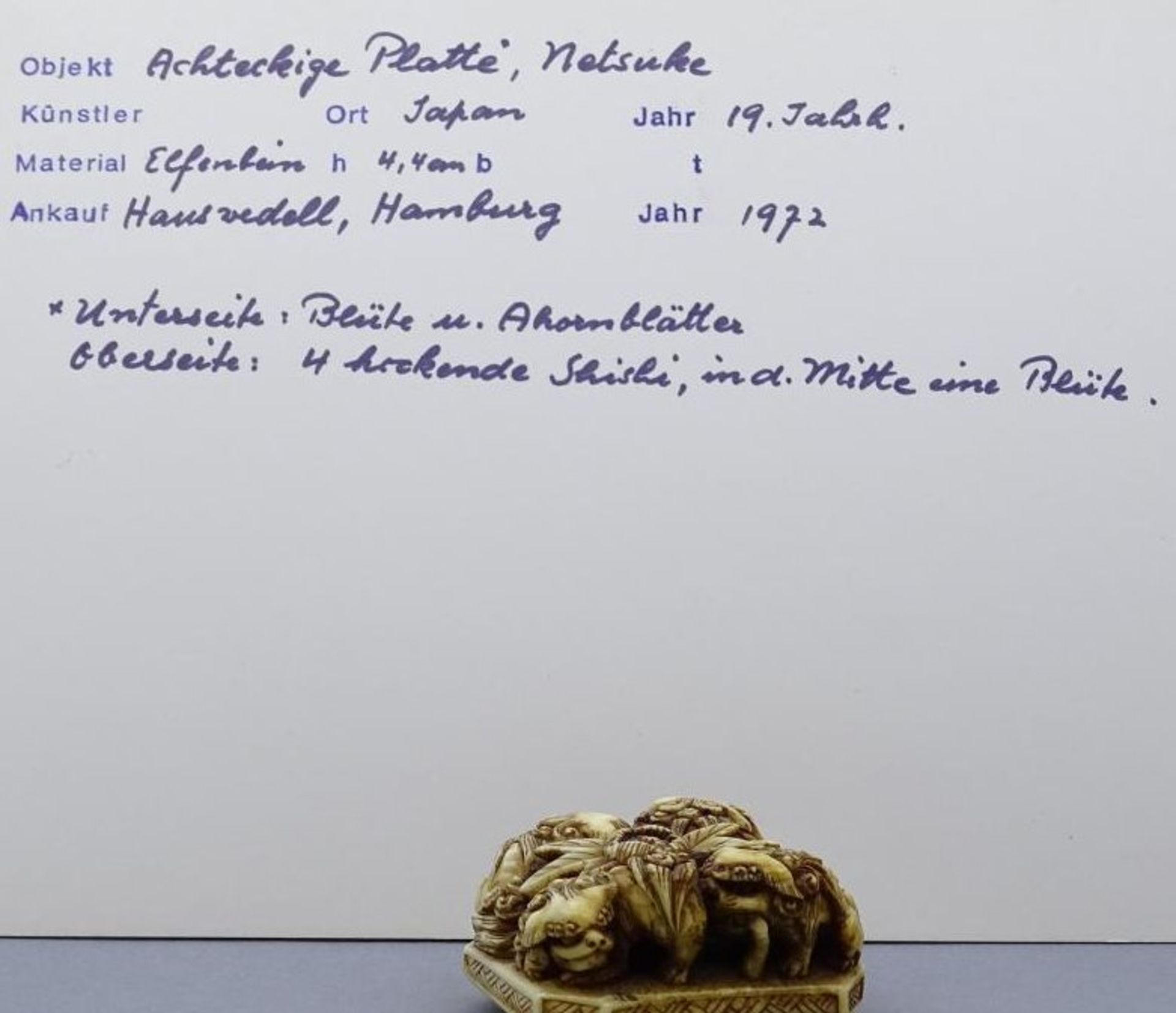 seltene Elfenbein Netsuke auf achteckiger Platte, Oberseite mittig Blüte, umringt von vier hockenden - Image 9 of 10