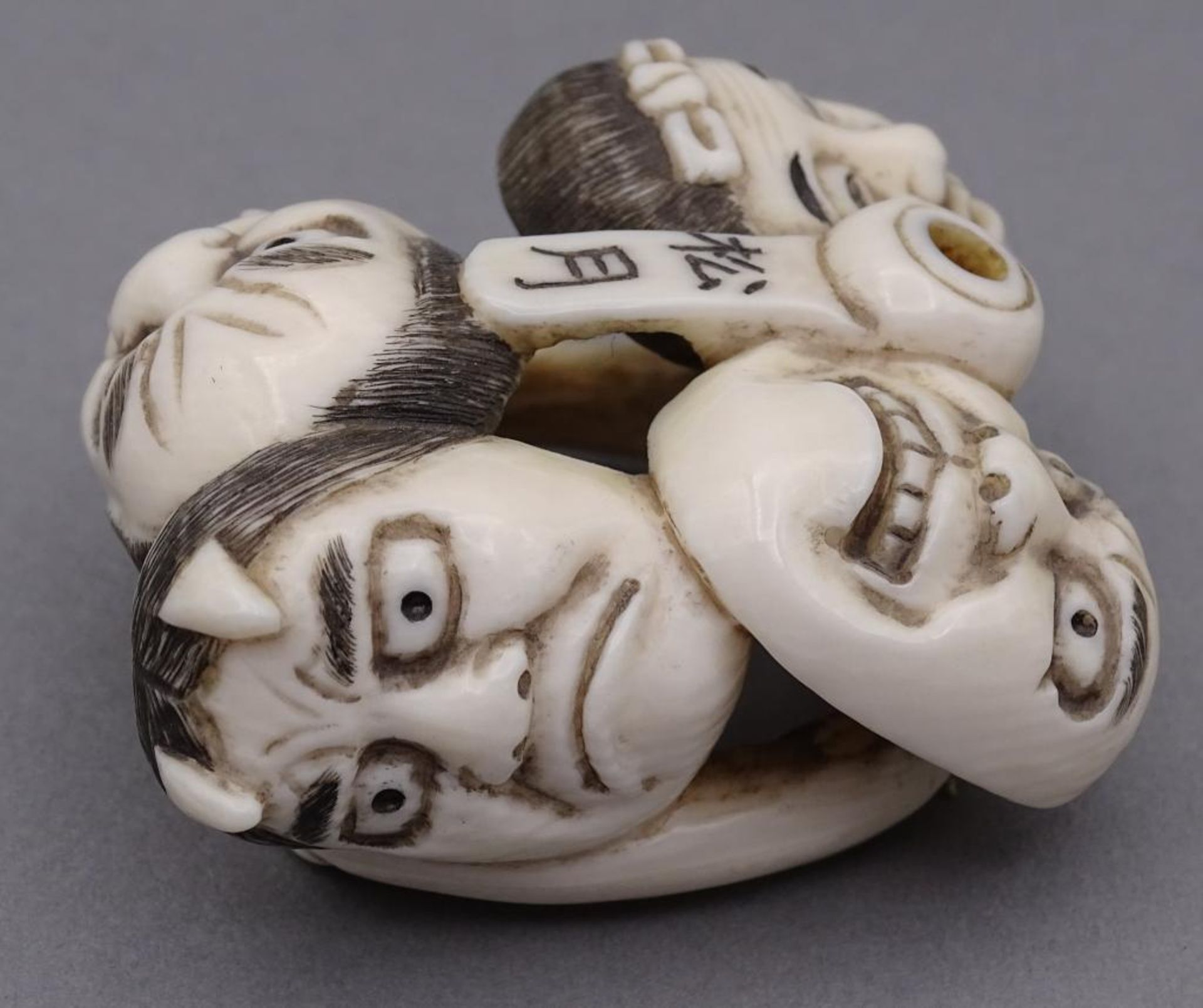 Netsuke mit 4 Masken, Elfenbein, signiert, Japan, Edo Periode, 19.Jhd.ca. 4x4,3 cm, mit - Image 8 of 10