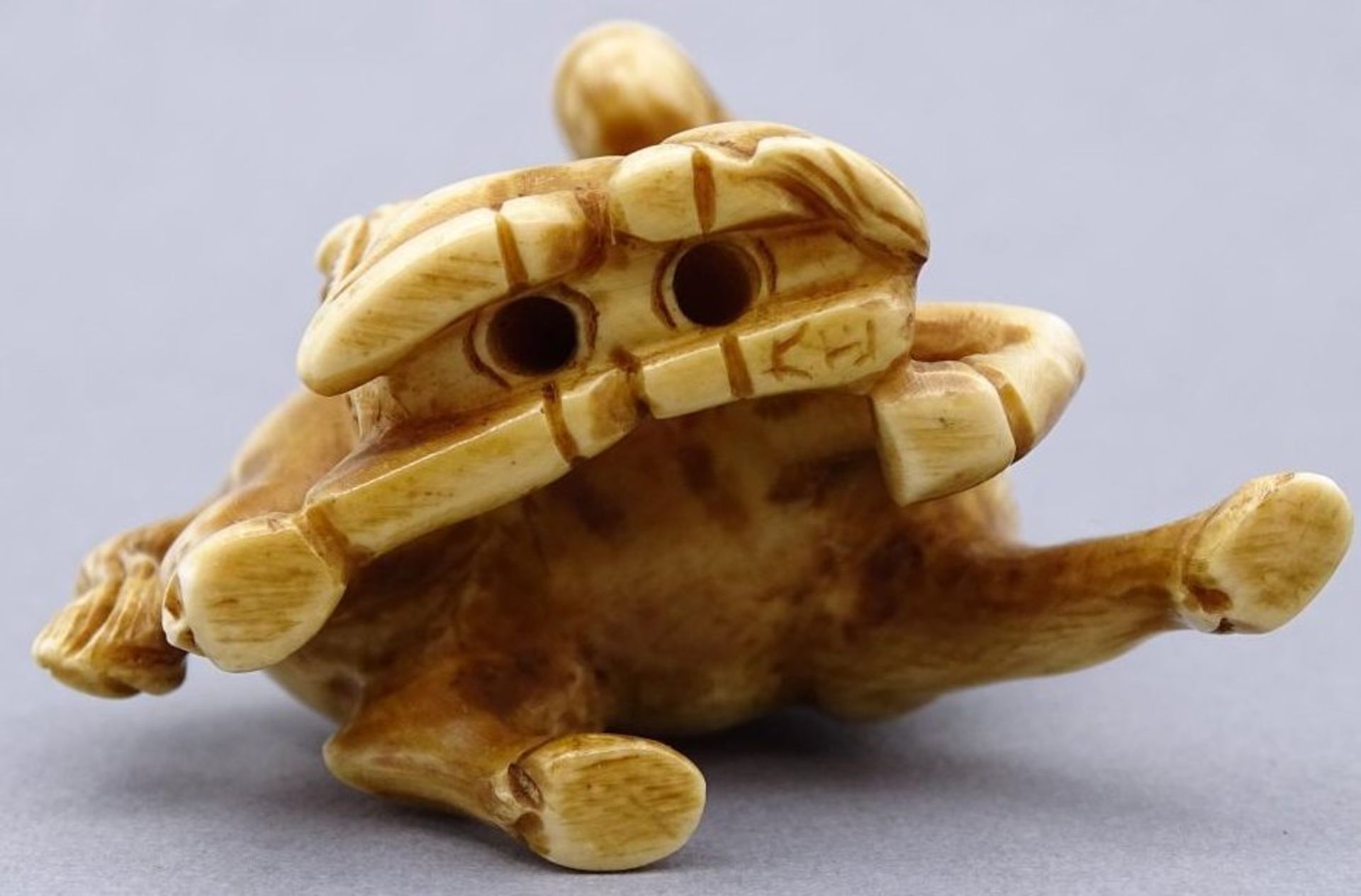 Netsuke, Przewalski Stute mit Fohlen, Elfenbein, China, Unterseite signiert, um 1900, H-4 cm, L-4, - Bild 6 aus 8