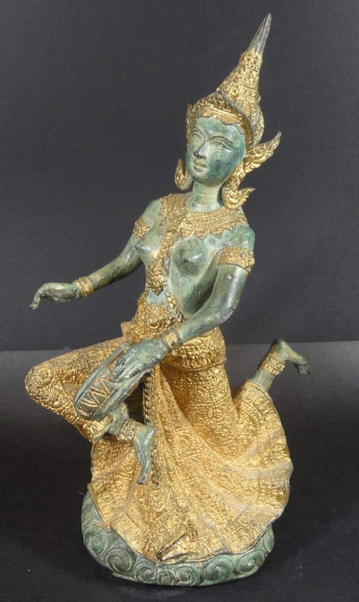 Bronze Tempeltänzerin mit Tamburin, feuervergoldet,Alters-u. Gebrauchsspuren, ein loch im Arm, H-