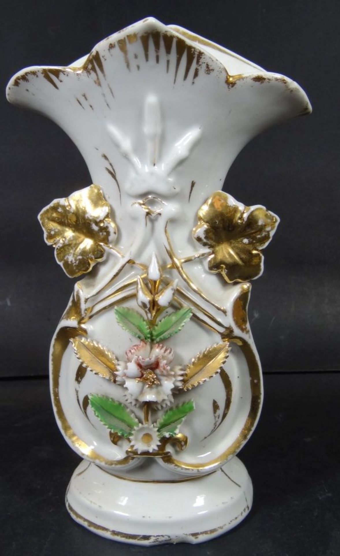 Biedermeier-Vase, mit aufgesetzten Blüten und Golddekor, berieben und bestossen, H-18 cm, B-10