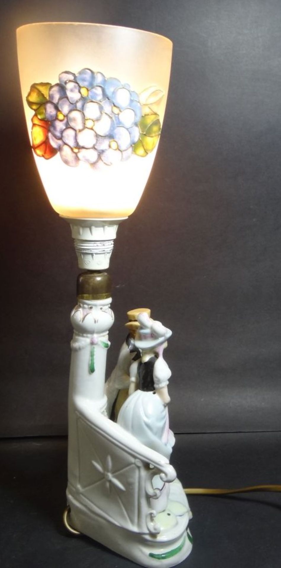 Tischlampe mit figürl. Porzellanstand und Glastrichter, H-36 cm, gut erhalte- - -22.61 % buyer's - Bild 5 aus 10