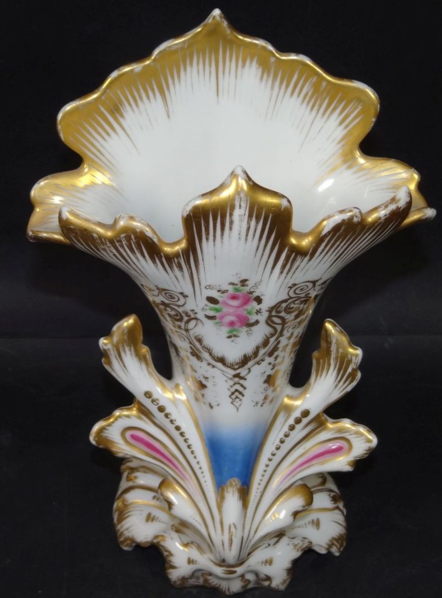 Biedermeier-Vase, Rosen-und Golddekor, H-25 cm, B-16 cm, kurzer Brandriss unten- - -22.61 % buyer' - Bild 5 aus 8