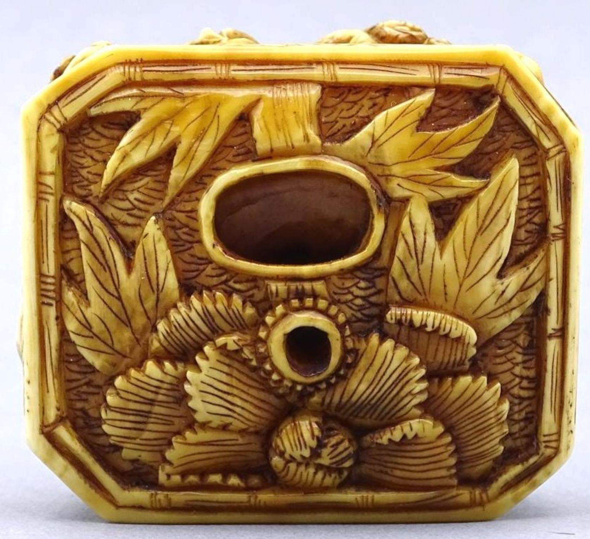 seltene Elfenbein Netsuke auf achteckiger Platte, Oberseite mittig Blüte, umringt von vier hockenden - Image 6 of 10