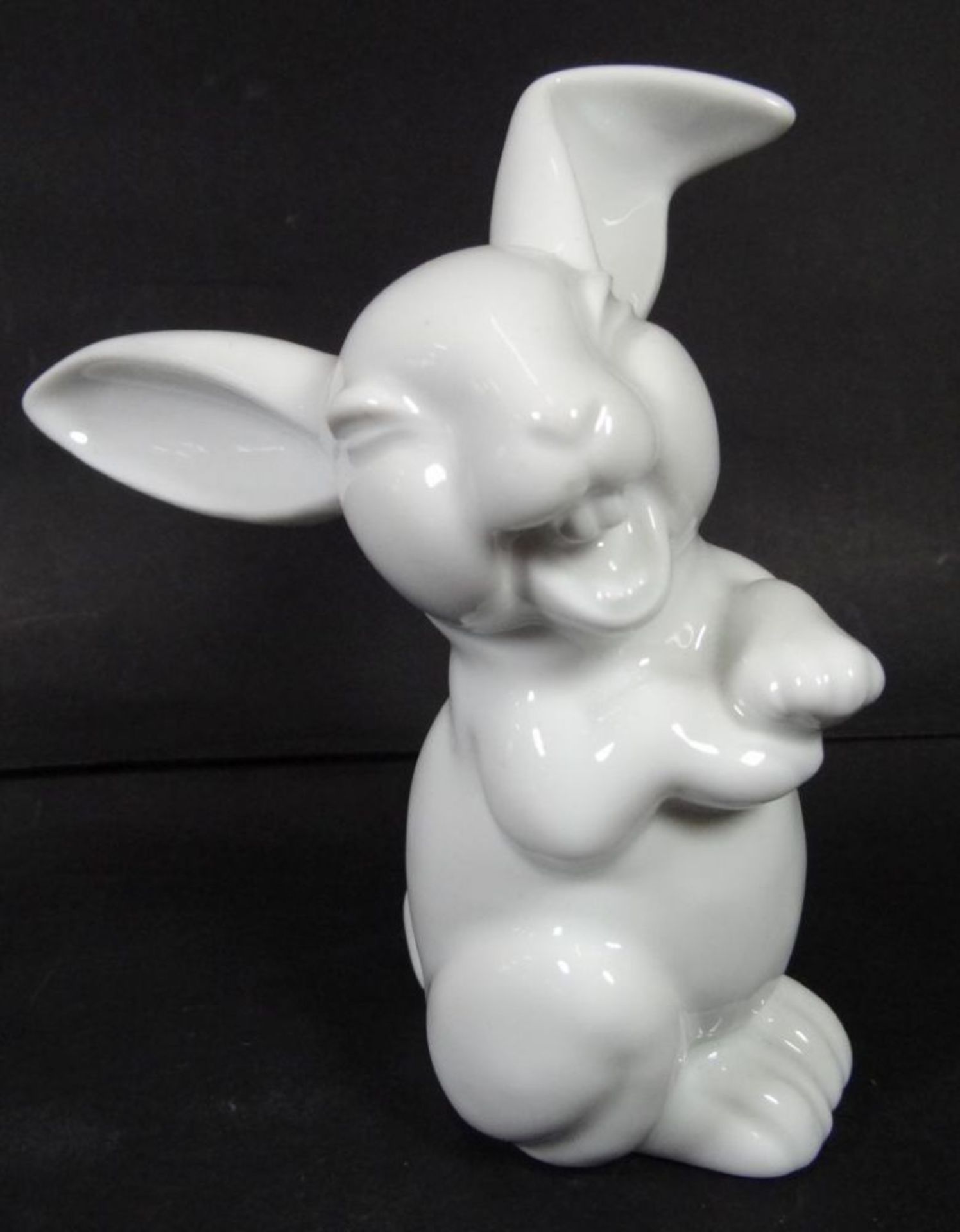 grosser lachender Hase "Rosenthal" weiss, H-13 cm- - -22.61 % buyer's premium on the hammer priceVAT