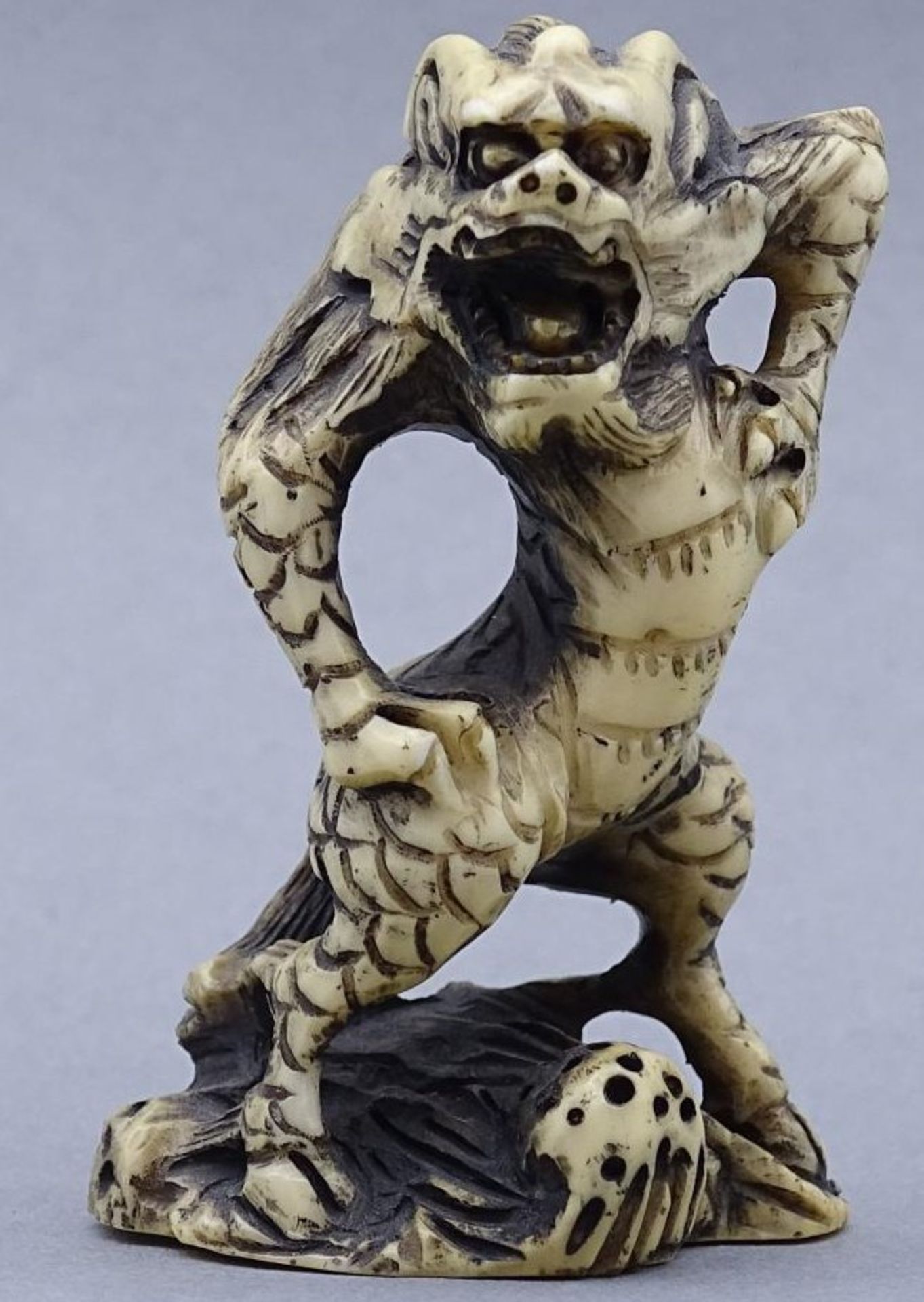 Netsuke, Japan um 1900, Elfenbein-Drache, signiert, H-5,5 cm, mit Karte, gekauft bei Sothebys,