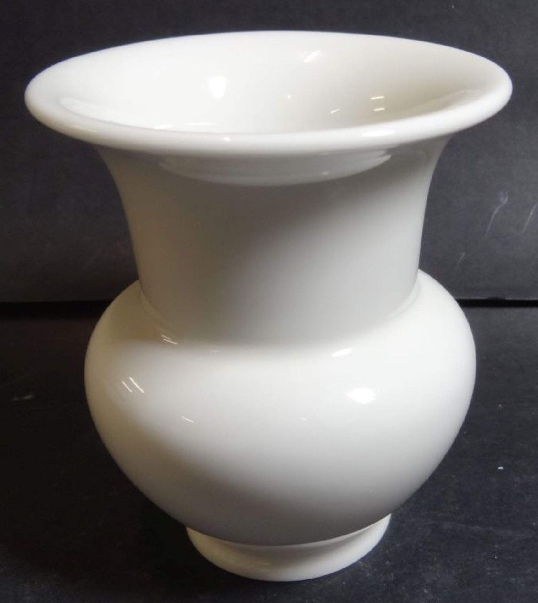 kl. Vase "KPM" Berlin, weiss, H-10 cm- - -22.61 % buyer's premium on the hammer priceVAT margin - Bild 2 aus 4