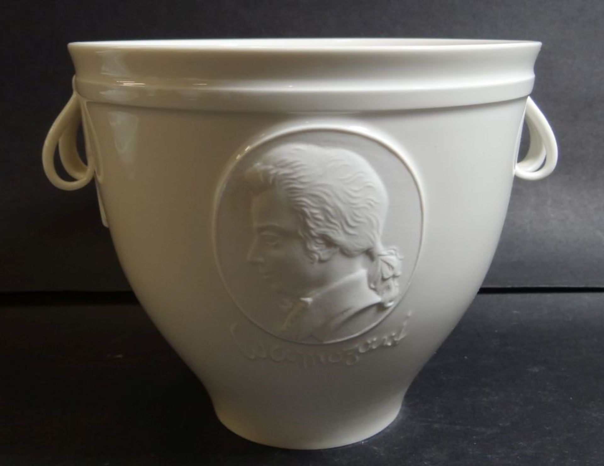 Cachepot "KPM" Berlin, weiss mit Mozart Portrait, H-11,5 cm, D-13 cm- - -22.61 % buyer's premium