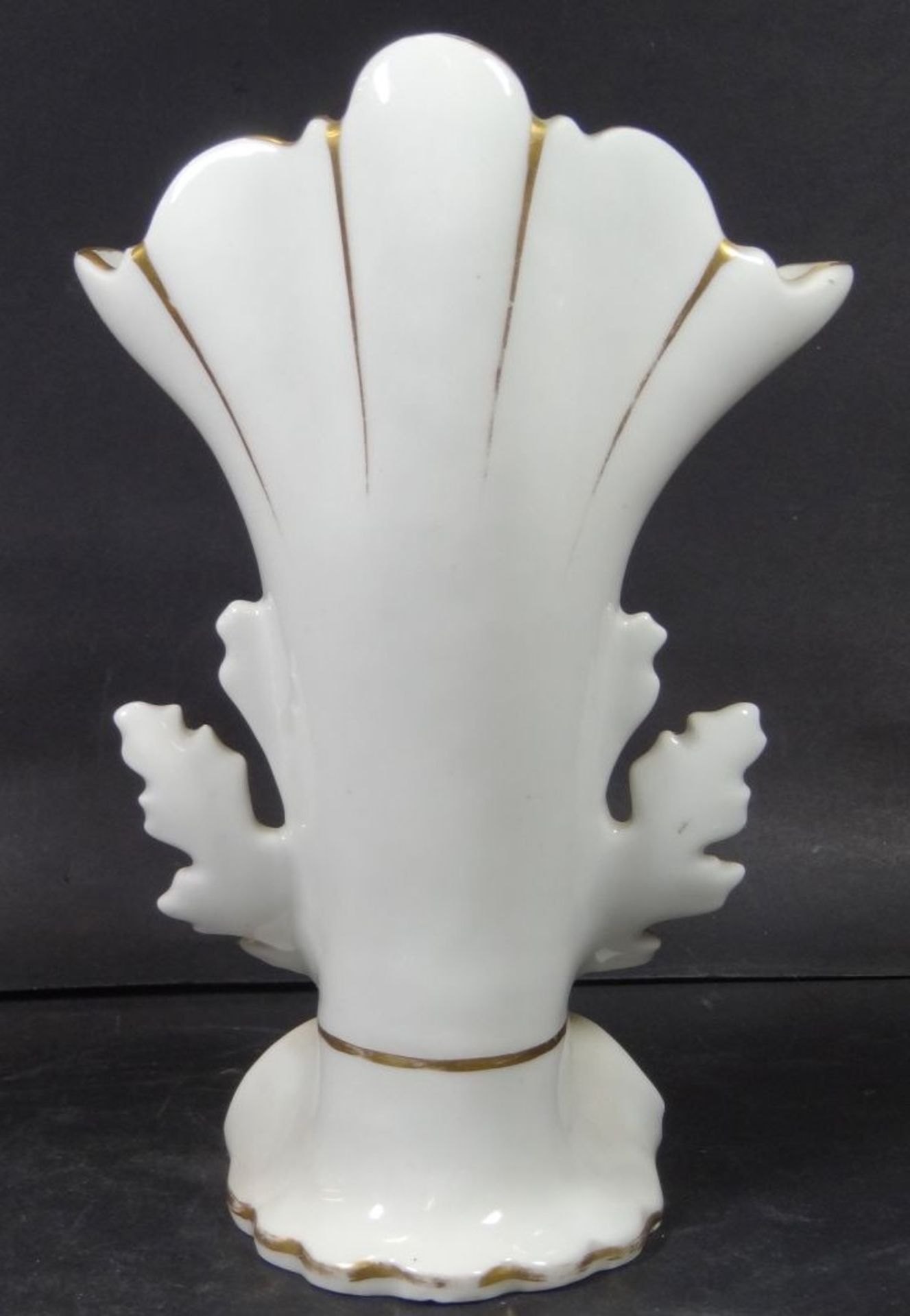 Biedermeier-Vase, mit Golddekor, leicht berieben, H-23 cm, B-15 cm- - -22.61 % buyer's premium on - Bild 4 aus 6