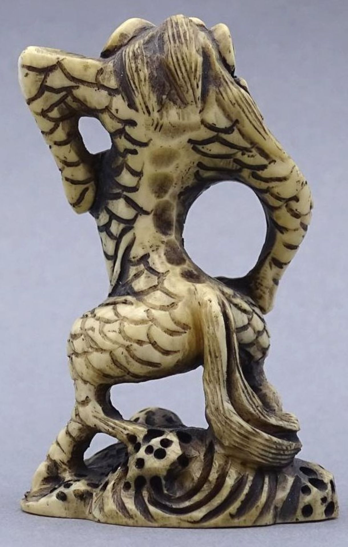 Netsuke, Japan um 1900, Elfenbein-Drache, signiert, H-5,5 cm, mit Karte, gekauft bei Sothebys, - Bild 5 aus 8