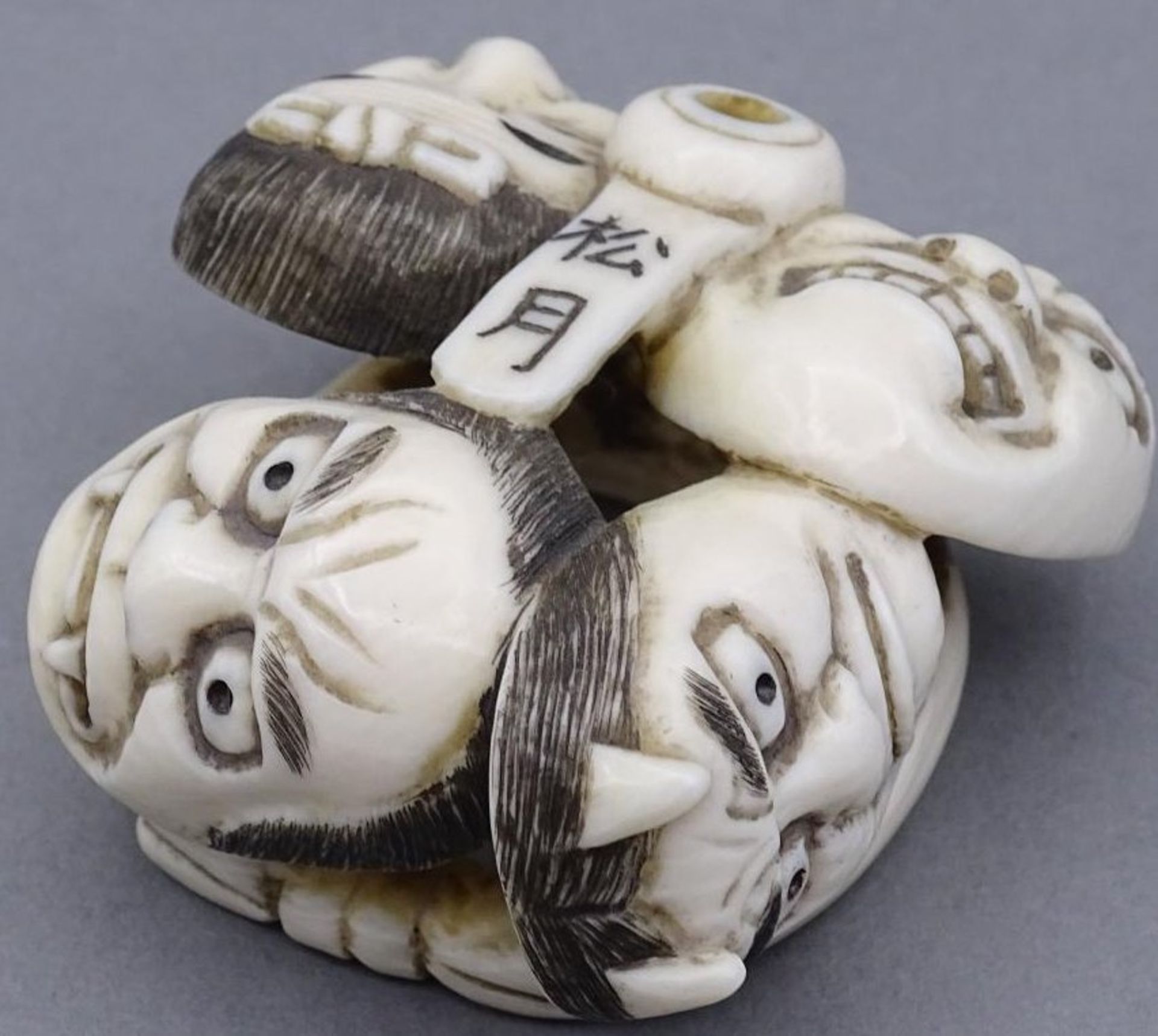 Netsuke mit 4 Masken, Elfenbein, signiert, Japan, Edo Periode, 19.Jhd.ca. 4x4,3 cm, mit - Image 4 of 10