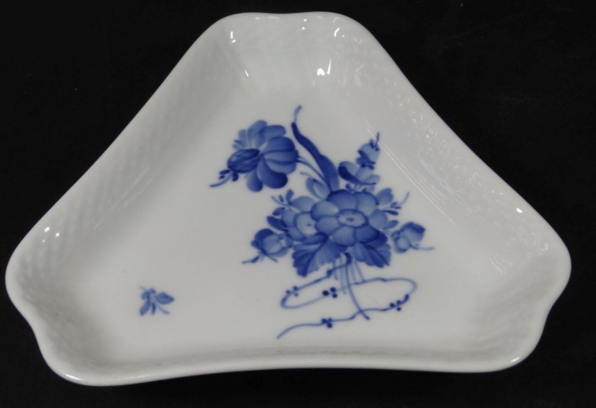 kl. Dreieckschale "Royal Copenhagen" blaue Blume, 15x15 cm- - -22.61 % buyer's premium on the hammer - Bild 2 aus 3