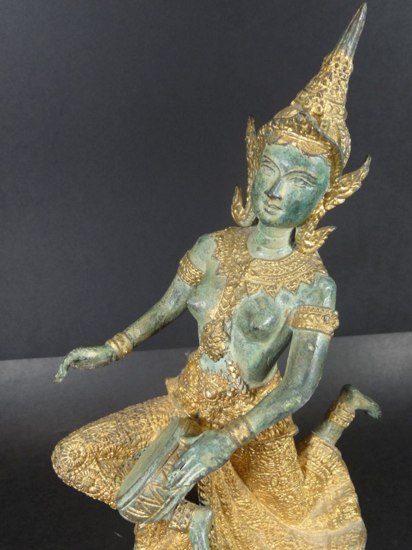 Bronze Tempeltänzerin mit Tamburin, feuervergoldet,Alters-u. Gebrauchsspuren, ein loch im Arm, H- - Bild 2 aus 8