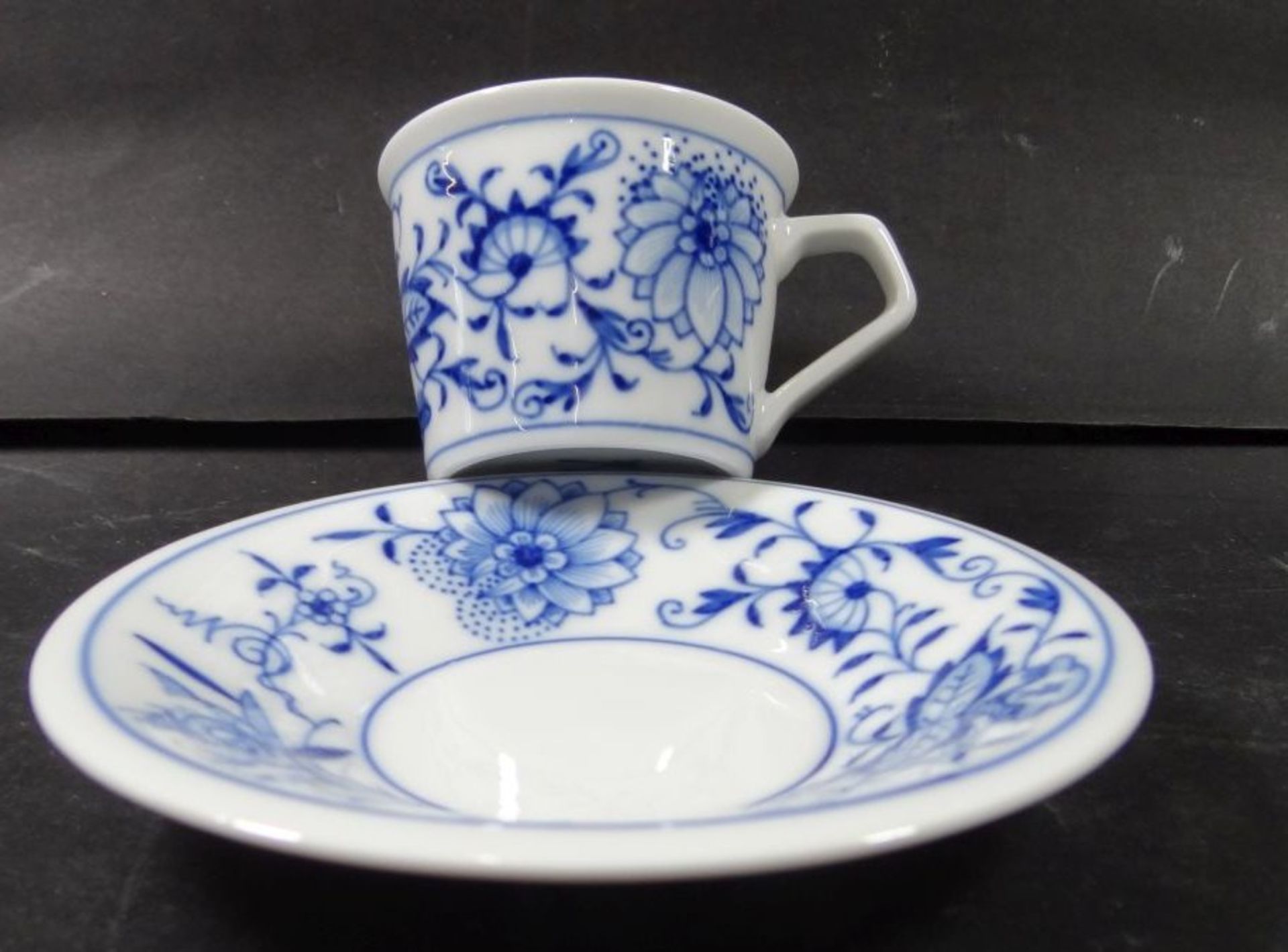 Moccatasse mit U.T. "Meissen" Zwiebelmuster, 1.Wahl- - -22.61 % buyer's premium on the hammer - Bild 2 aus 5