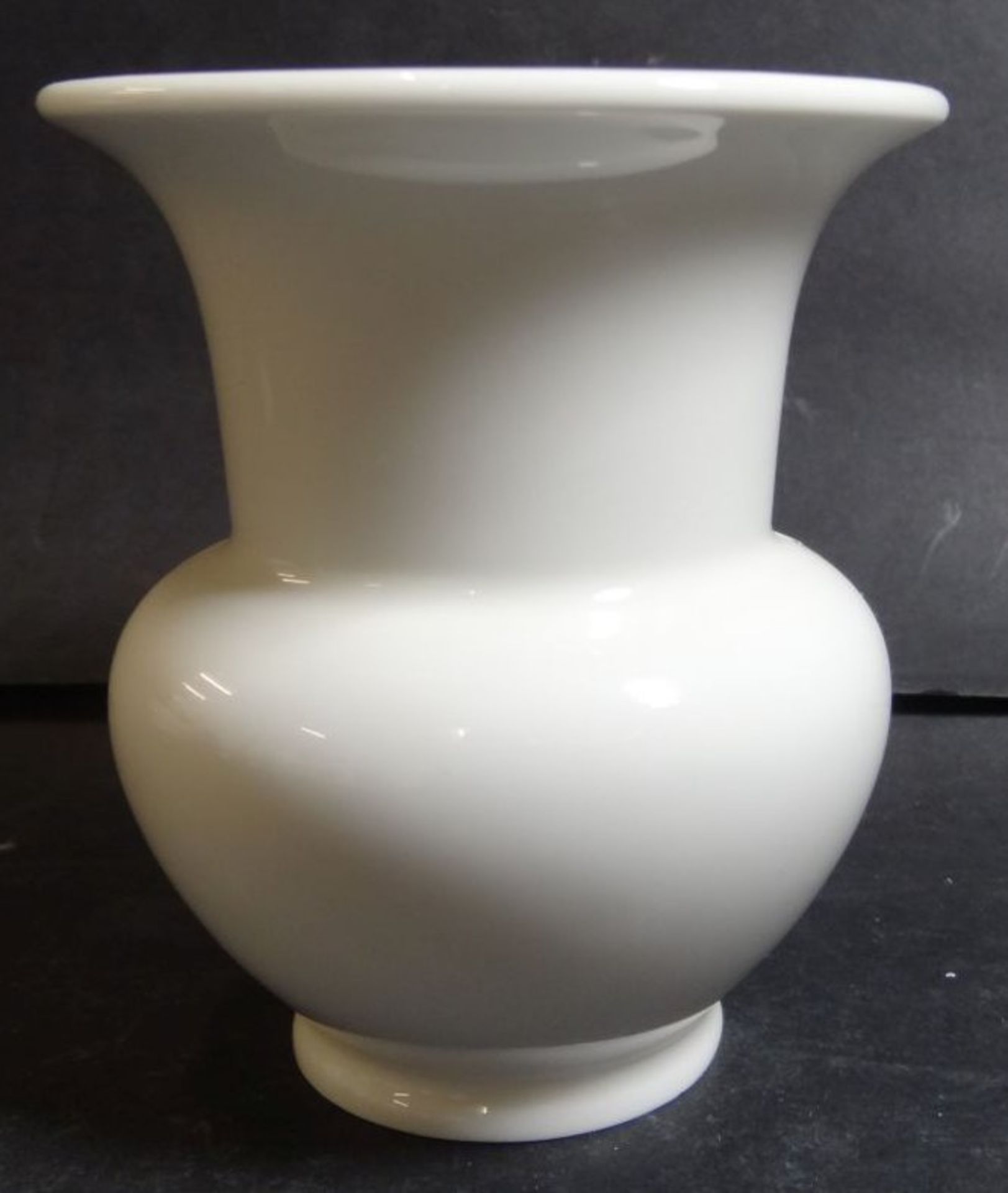 kl. Vase "KPM" Berlin, weiss, H-10 cm- - -22.61 % buyer's premium on the hammer priceVAT margin