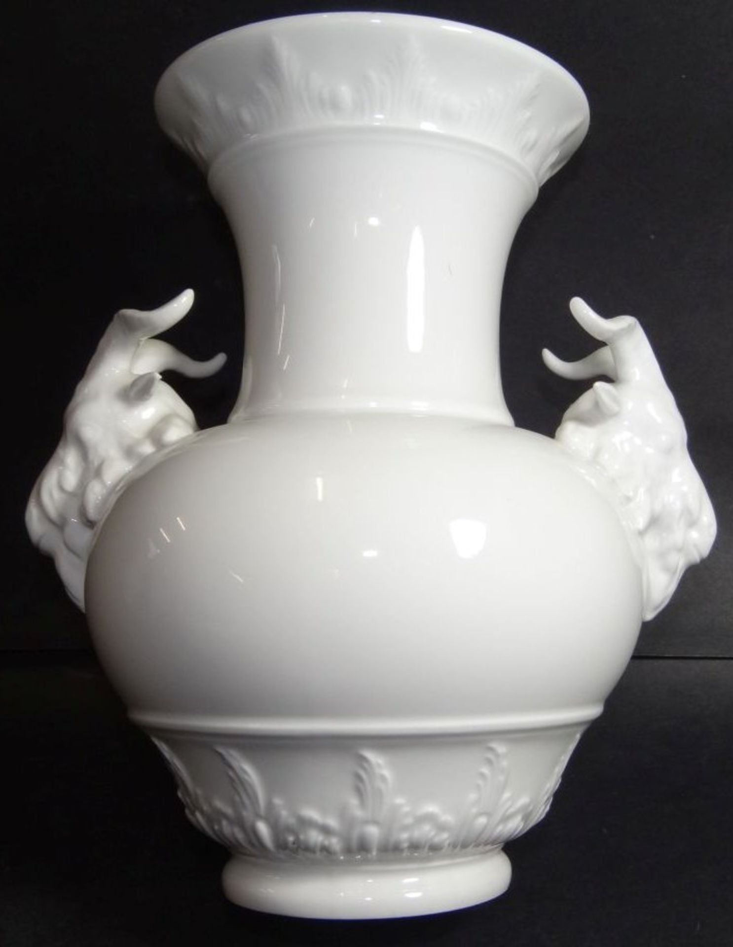 Widderkopf-Vase "KPM" Berlin, weiss, H-18 cm, guter Zustand- - -22.61 % buyer's premium on the - Bild 6 aus 8