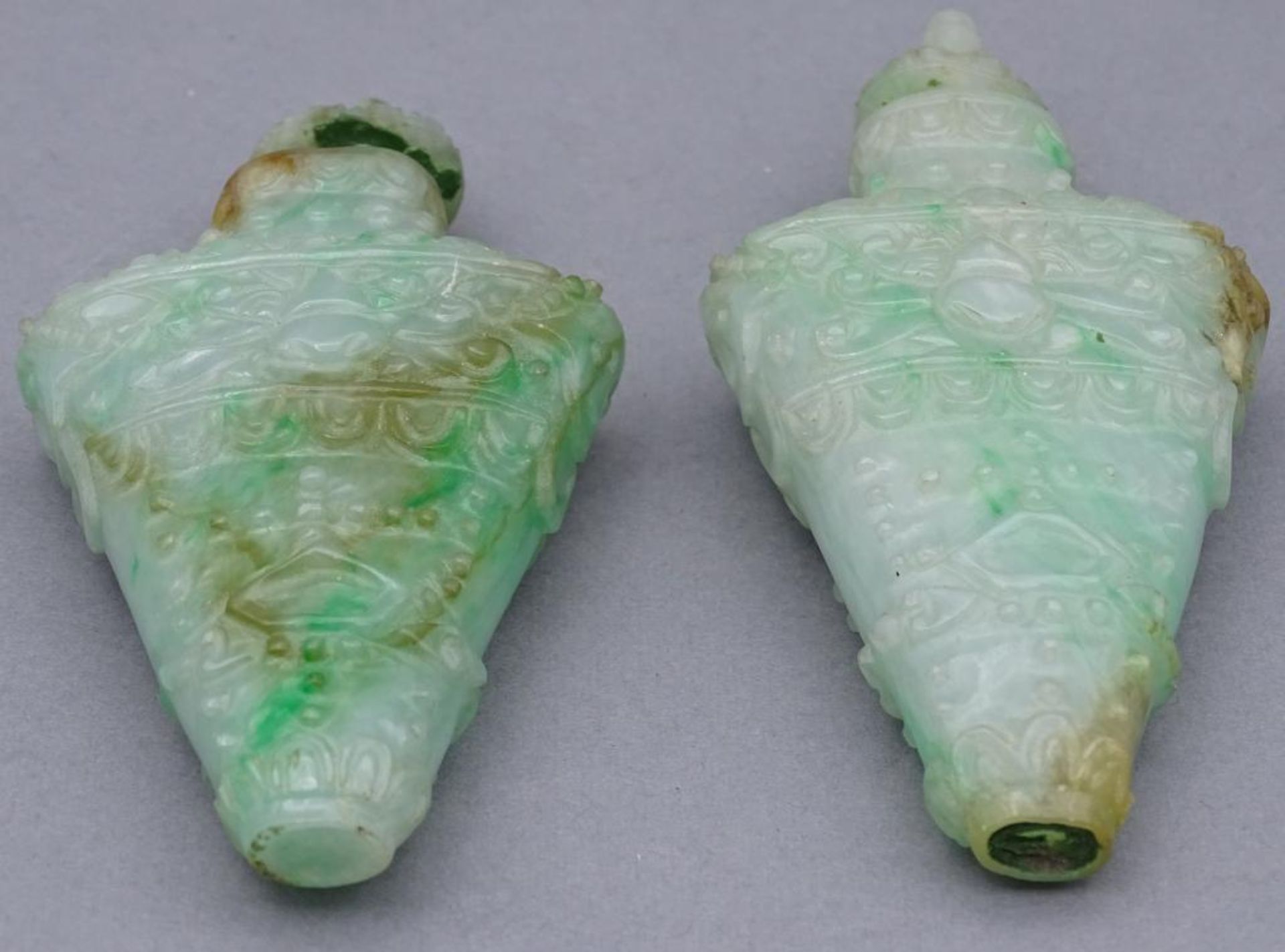 Paar grosse Snuffbottles aus grünen Jadeit, beschnitzt, 1x Deckel lose, mit Karteikarte, gekauft bei - Bild 7 aus 10