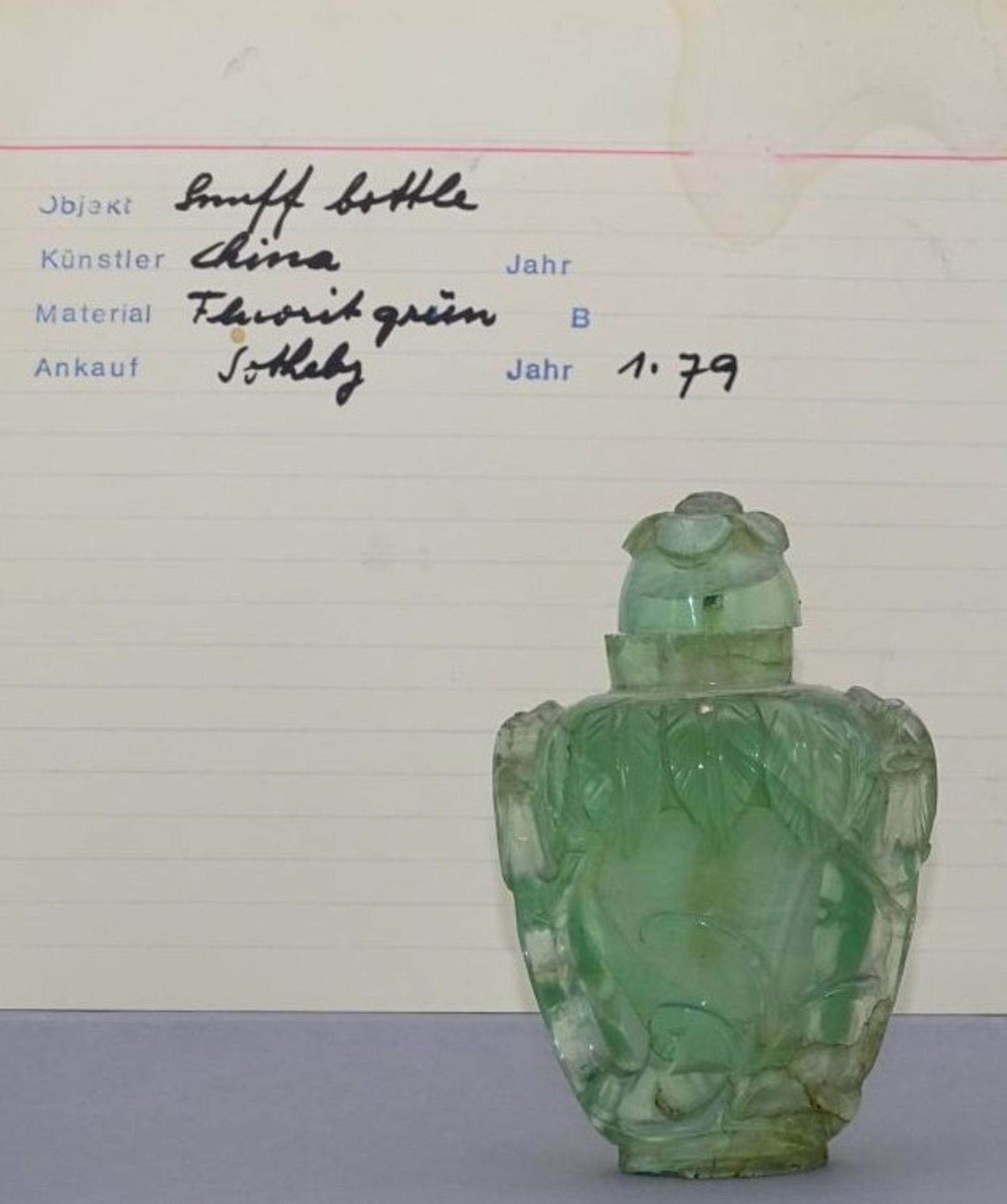 grosse Snuffbottle, China um 1900, grüner Fluorit mit Beinlöffel, H-8 cm, B-5,5 cm, mit Karte, - Image 3 of 8