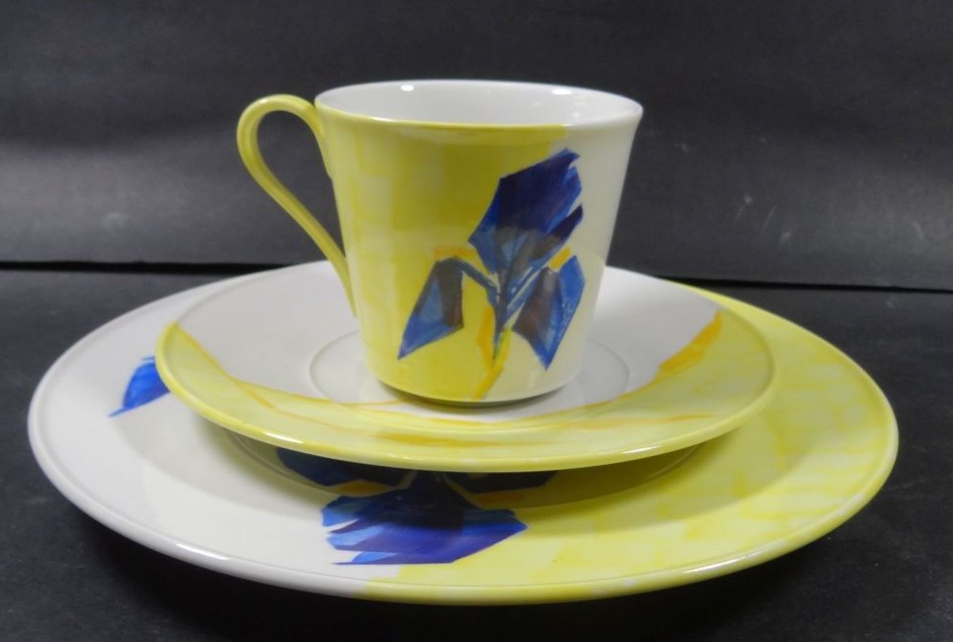 Sammelgedeck "KPM" Berlin, modernes Dekor, gelb mit blauer Blume- - -22.61 % buyer's premium on